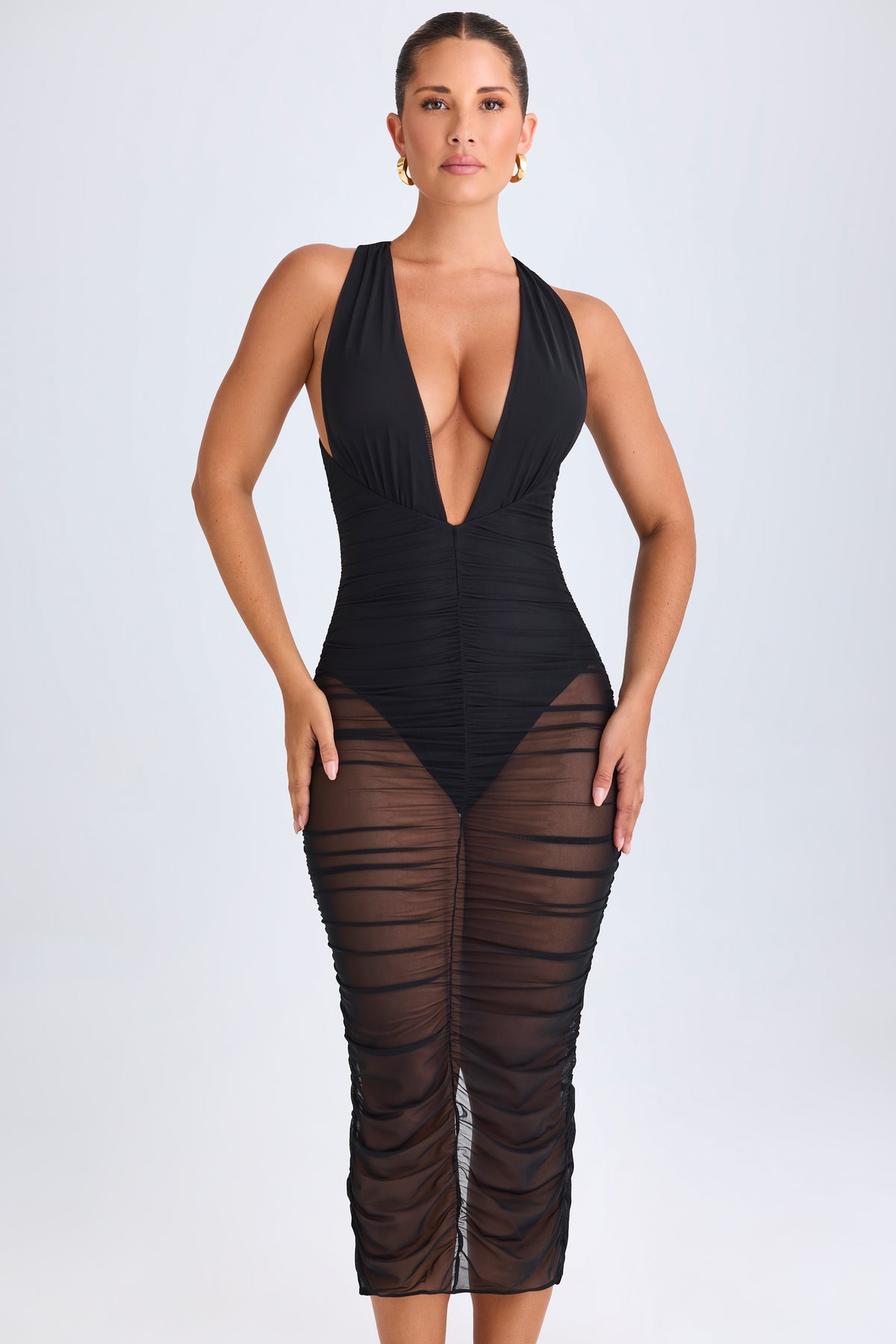 ⁣⁢Gerafftes Midaxikleid mit tiefem Ausschnitt in Schwarz⁤⁣