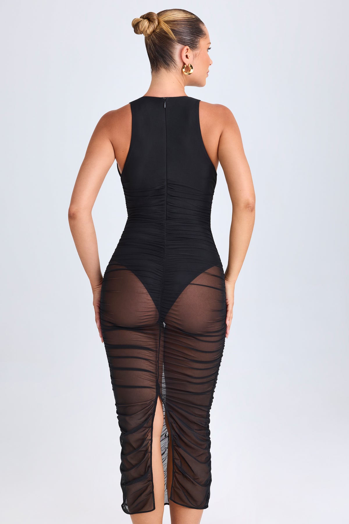 ⁣⁢Gerafftes Midaxikleid mit tiefem Ausschnitt in Schwarz⁤⁣
