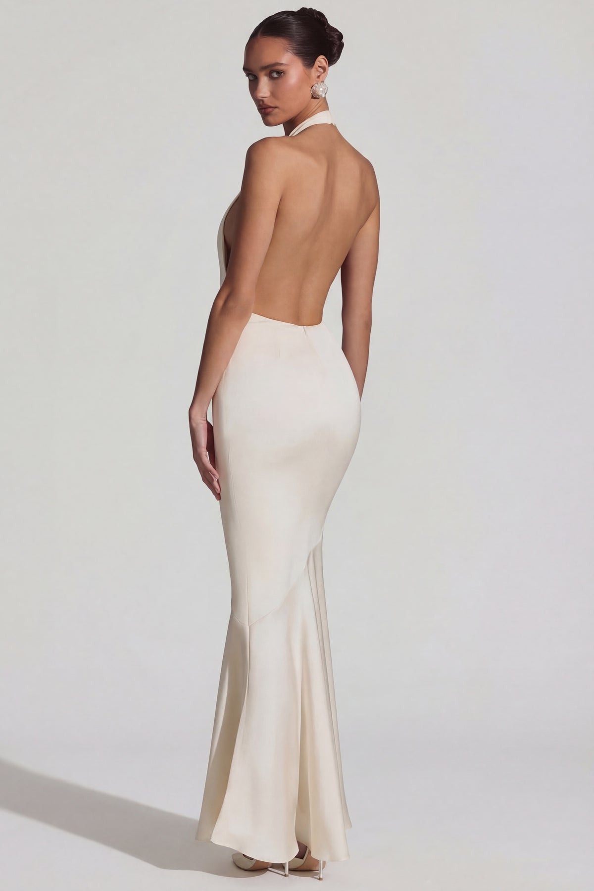 ⁣⁢Rückenfreies Neckholder-Fishtail-Abendkleid in Perlweiß⁤⁣