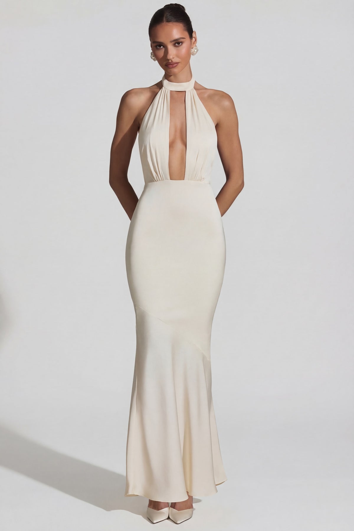 ⁣⁢Rückenfreies Neckholder-Fishtail-Abendkleid in Perlweiß⁤⁣