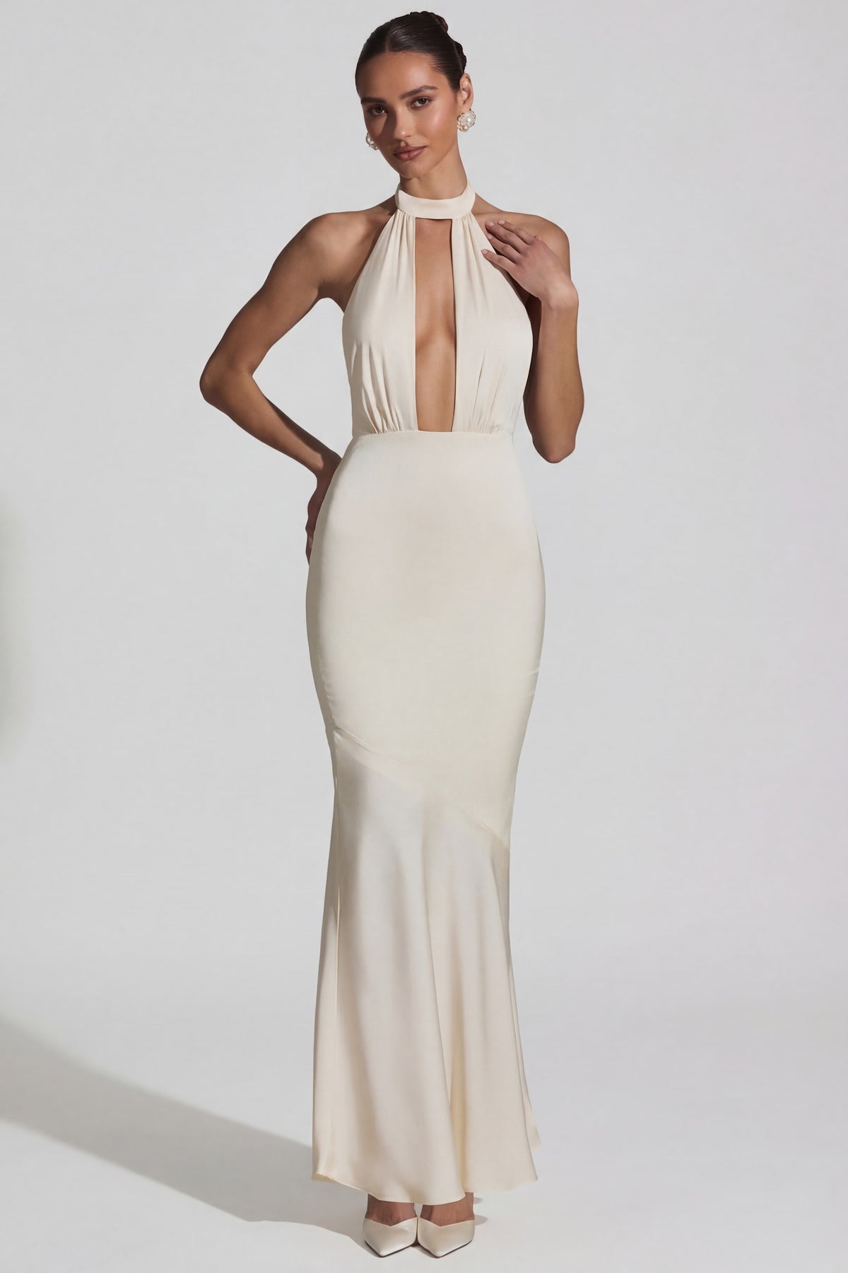 ⁣⁢Rückenfreies Neckholder-Fishtail-Abendkleid in Perlweiß⁤⁣