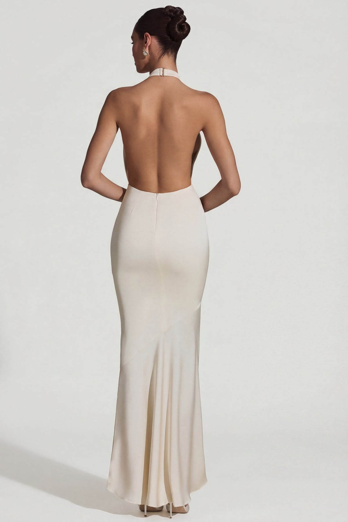 ⁣⁢Rückenfreies Neckholder-Fishtail-Abendkleid in Perlweiß⁤⁣