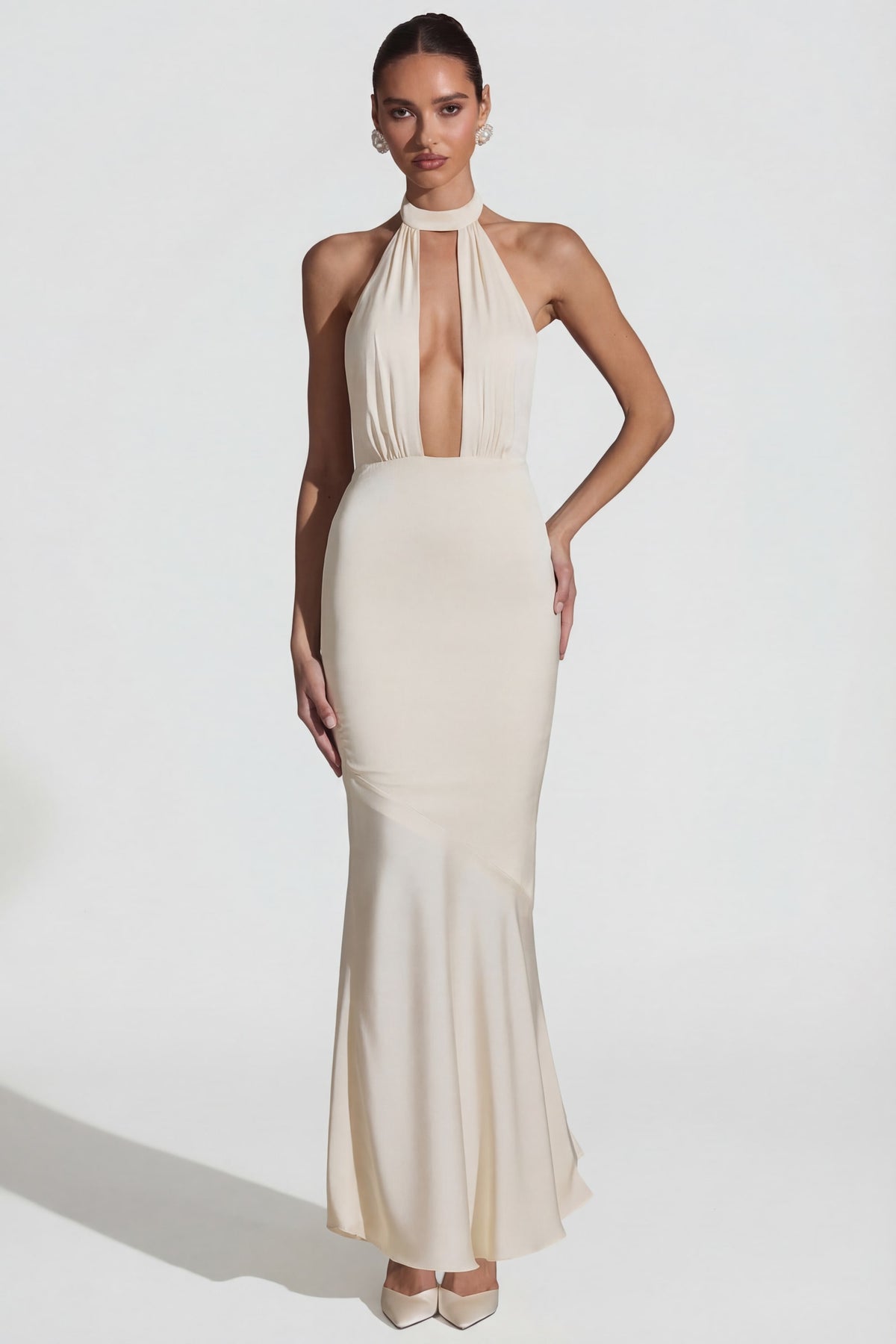 ⁣⁢Rückenfreies Neckholder-Fishtail-Abendkleid in Perlweiß⁤⁣