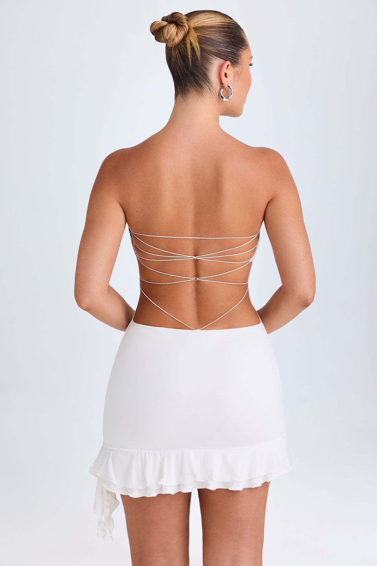 ⁣⁢Rüschenbesatz Cut-out Bandeau Minikleid in Weiß⁤⁣