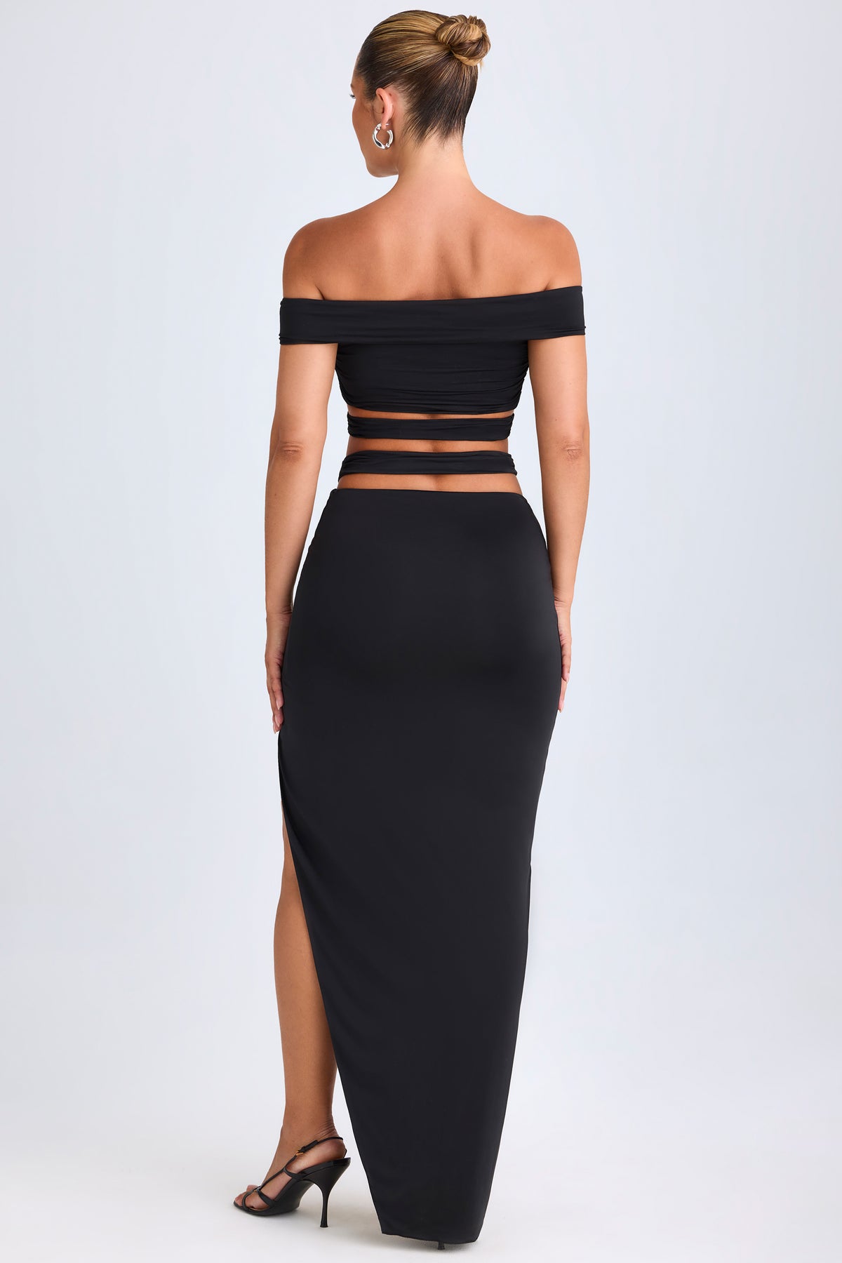 ⁣⁢Asymmetrischer Maxirock mit Cut-Out in Schwarz⁤⁣