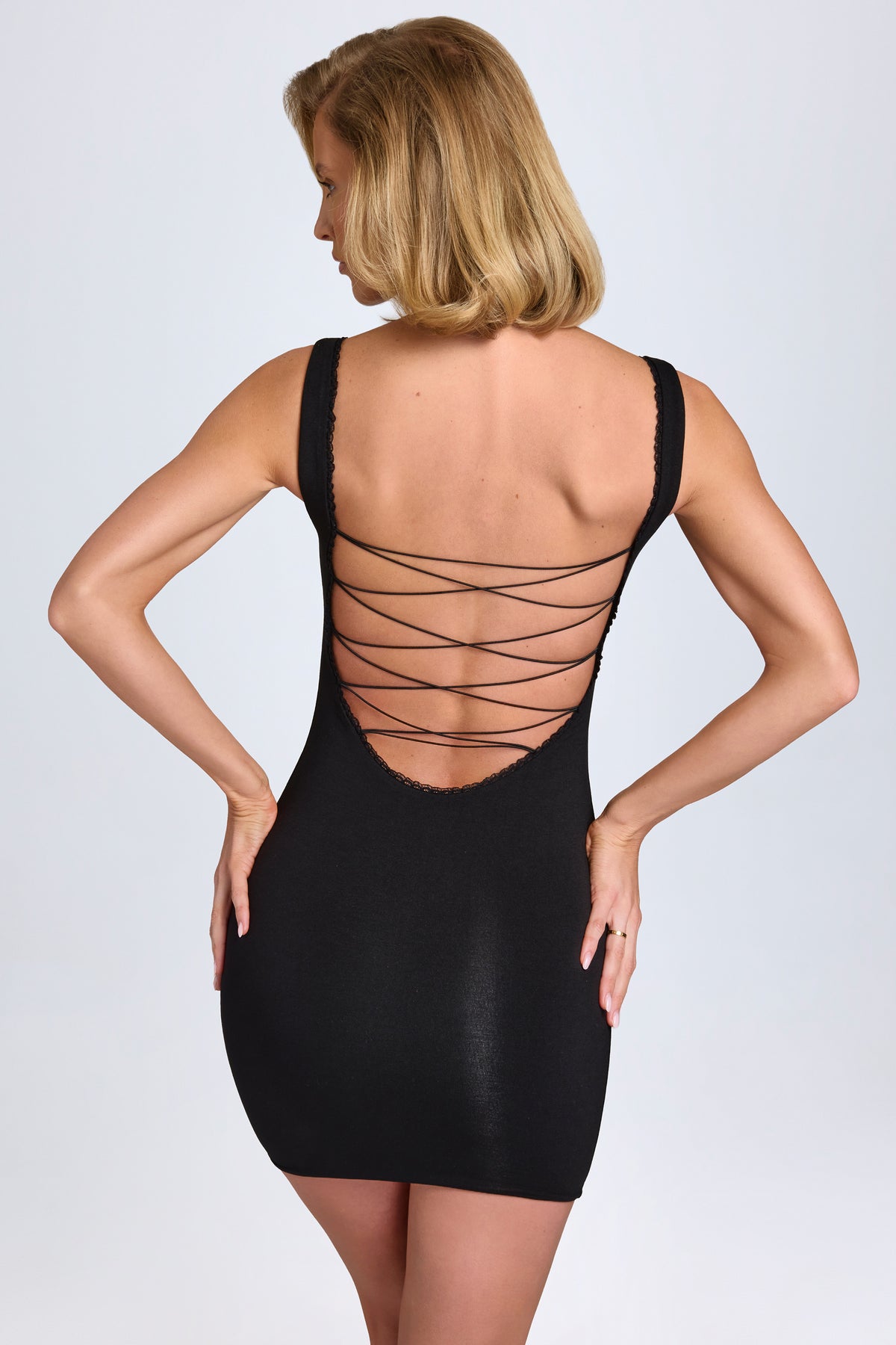 ⁣⁢Modal-Minikleid mit Spitzenbesatz in Schwarz⁤⁣