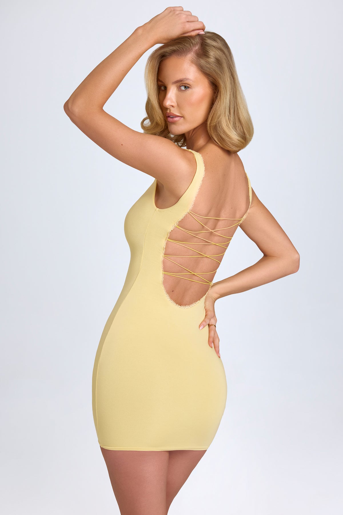 ⁣⁢Modal-Bodycon-Minikleid mit Spitzenbesatz in Pastellgelb⁤⁣
