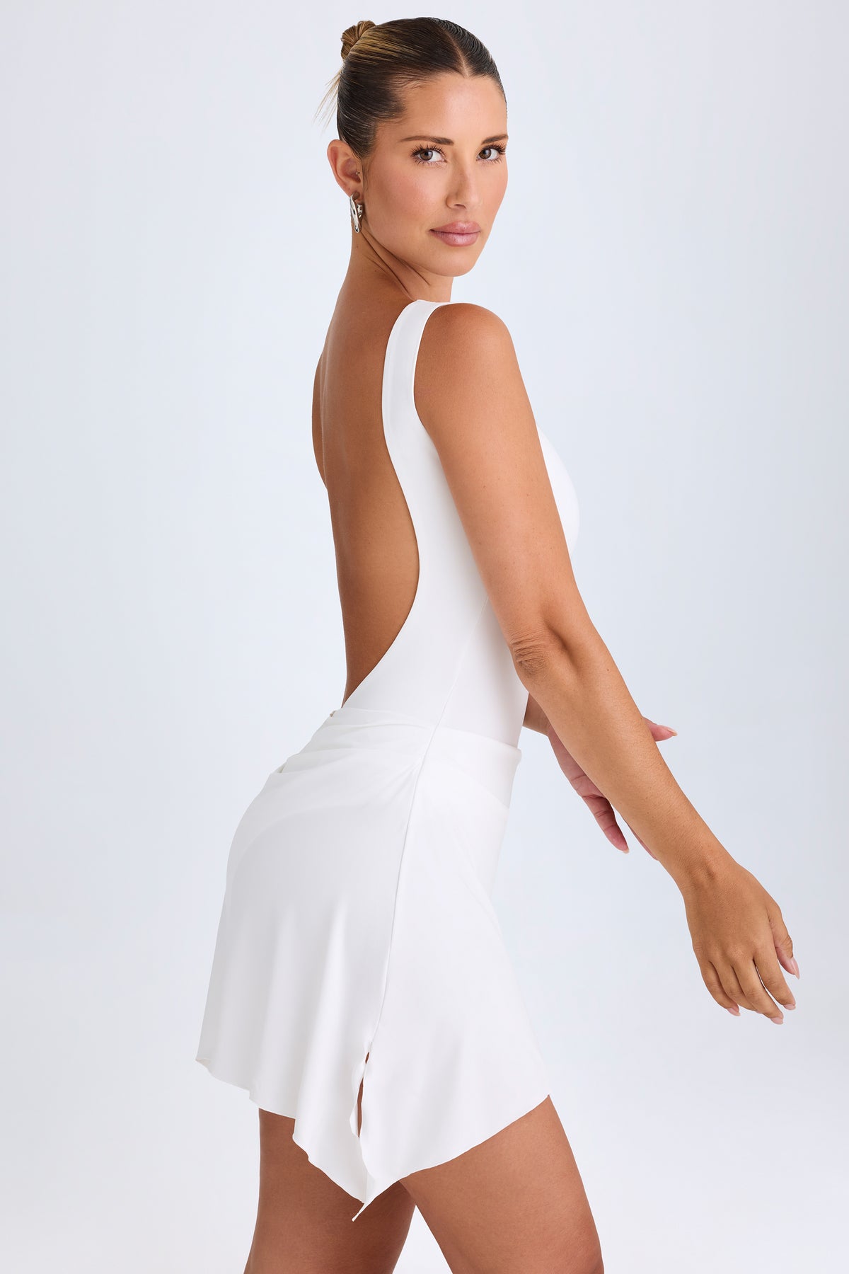 ⁣⁢Drapiertes rückenfreies Minikleid in Weiß⁤⁣