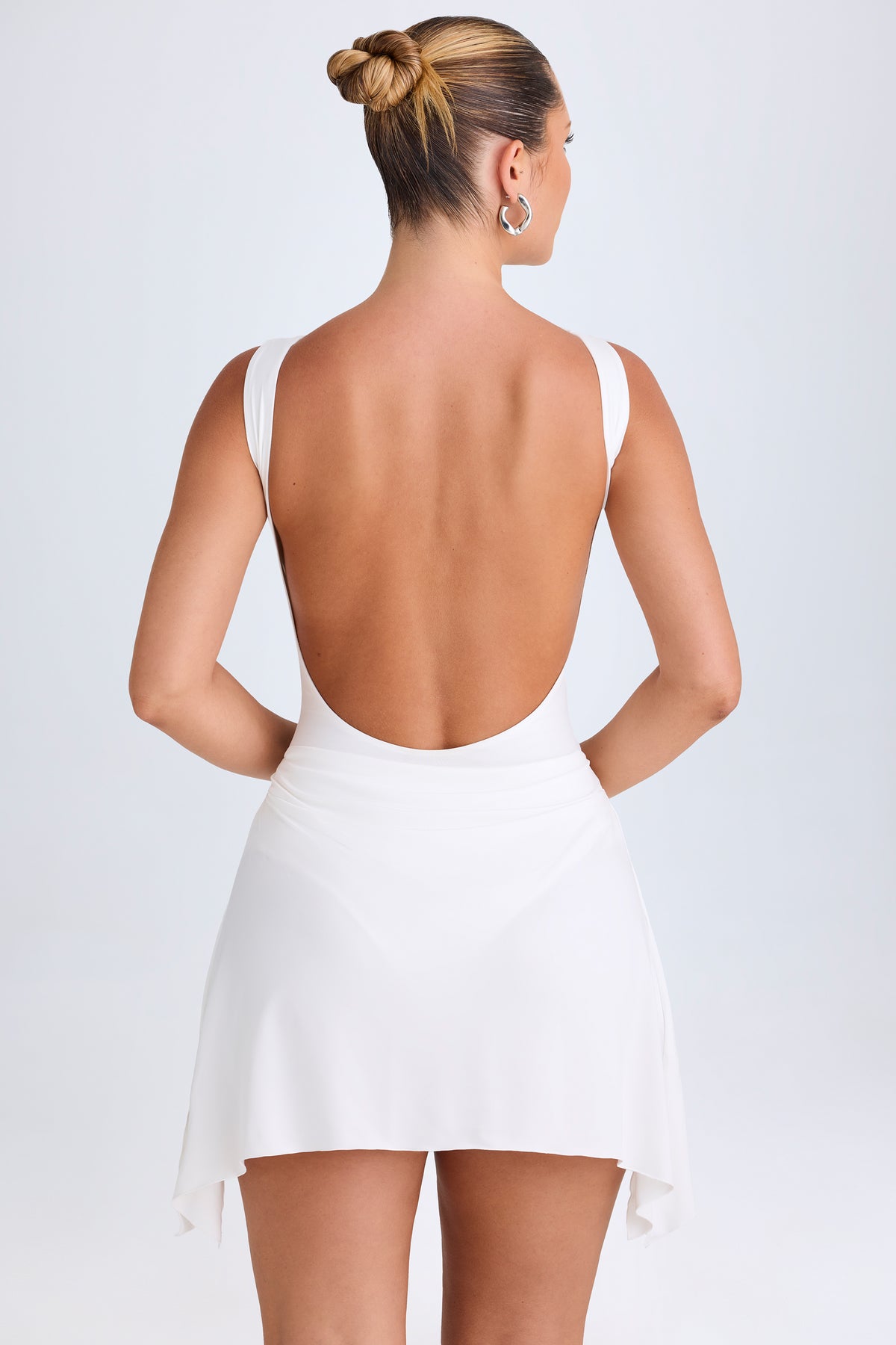 ⁣⁢Drapiertes rückenfreies Minikleid in Weiß⁤⁣
