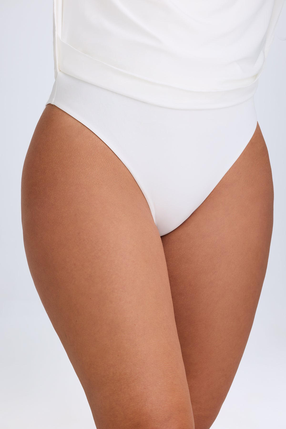 ⁣⁢Drapiertes rückenfreies Minikleid in Weiß⁤⁣