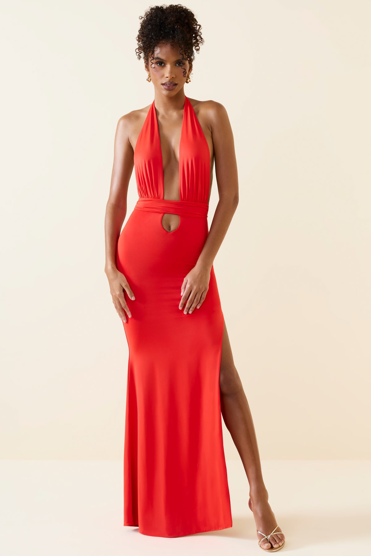 ⁣⁢Neckholder-Maxikleid mit Cut-out in Scharlachrot⁤⁣