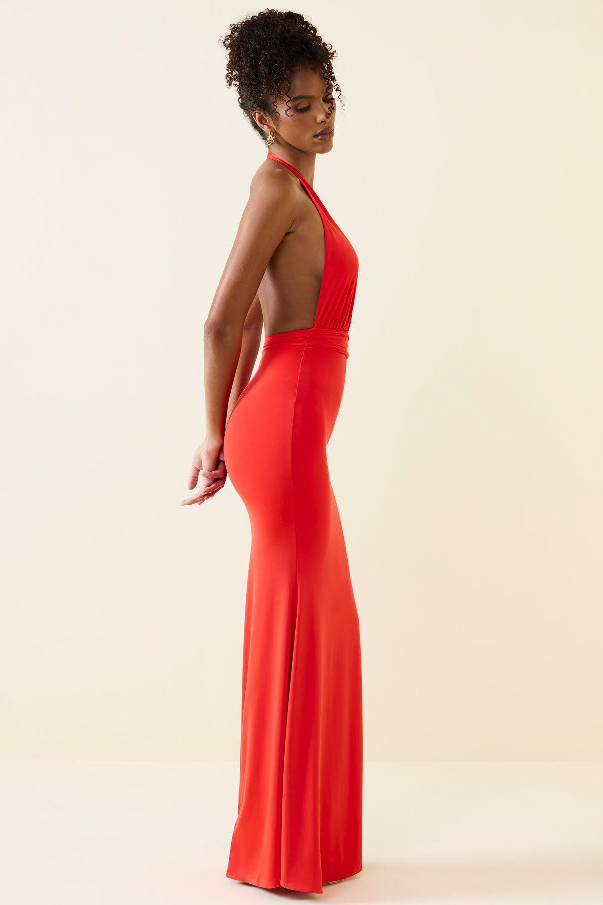 ⁣⁢Neckholder-Maxikleid mit Cut-out in Scharlachrot⁤⁣