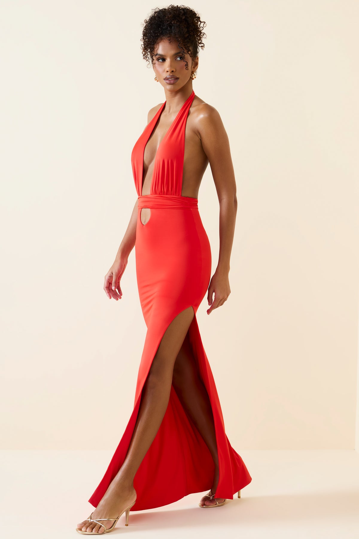 ⁣⁢Neckholder-Maxikleid mit Cut-out in Scharlachrot⁤⁣