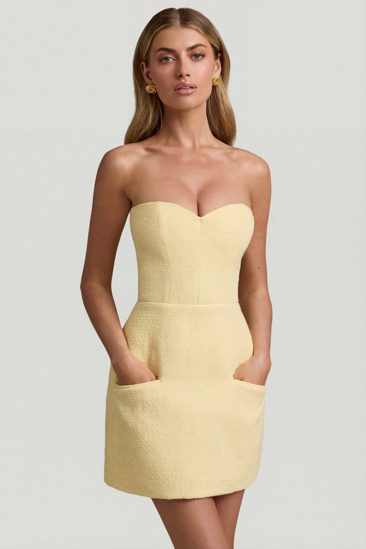 ⁣⁢Trägerloses strukturiertes Minikleid mit Herzausschnitt in Narzissengelb⁤⁣ - 1