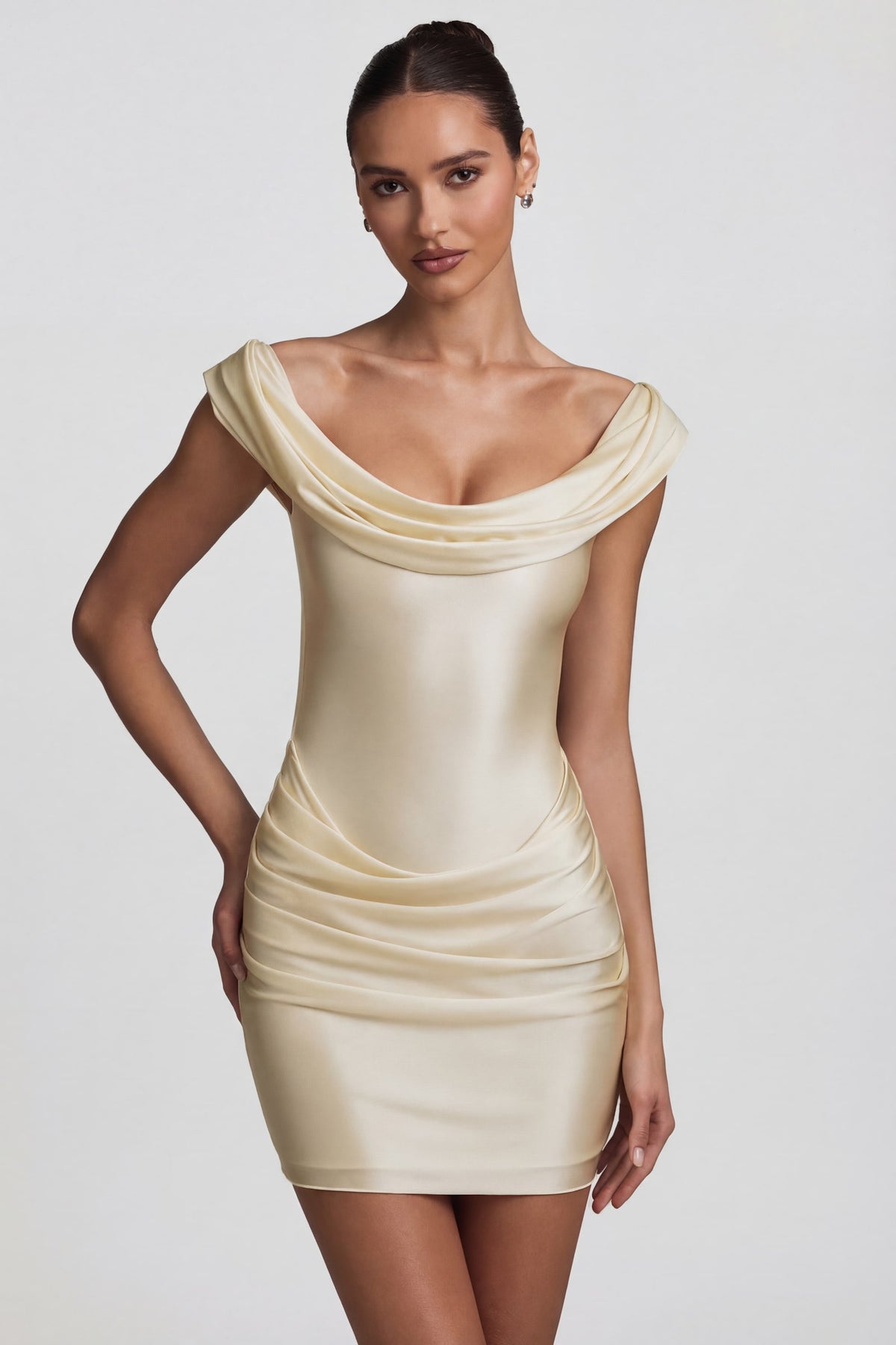 ⁣⁢Satin-Minikleid mit Drapierung und Off-Shoulder-Ausschnitt in Pearl⁤⁣ - 1