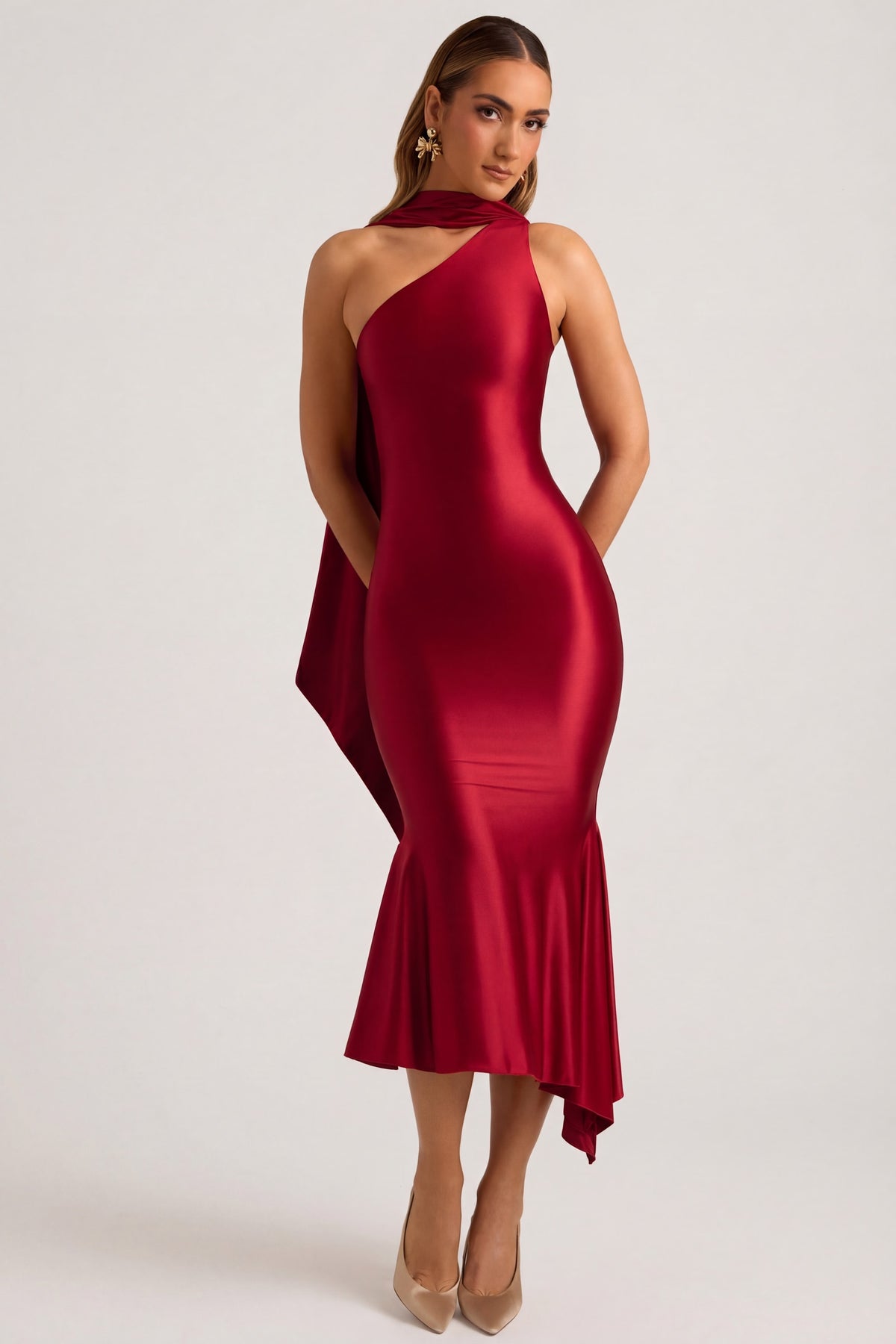 ⁣⁢Asymmetrisches Midaxikleid mit Schal-Detail in Rouge⁤⁣ - 1