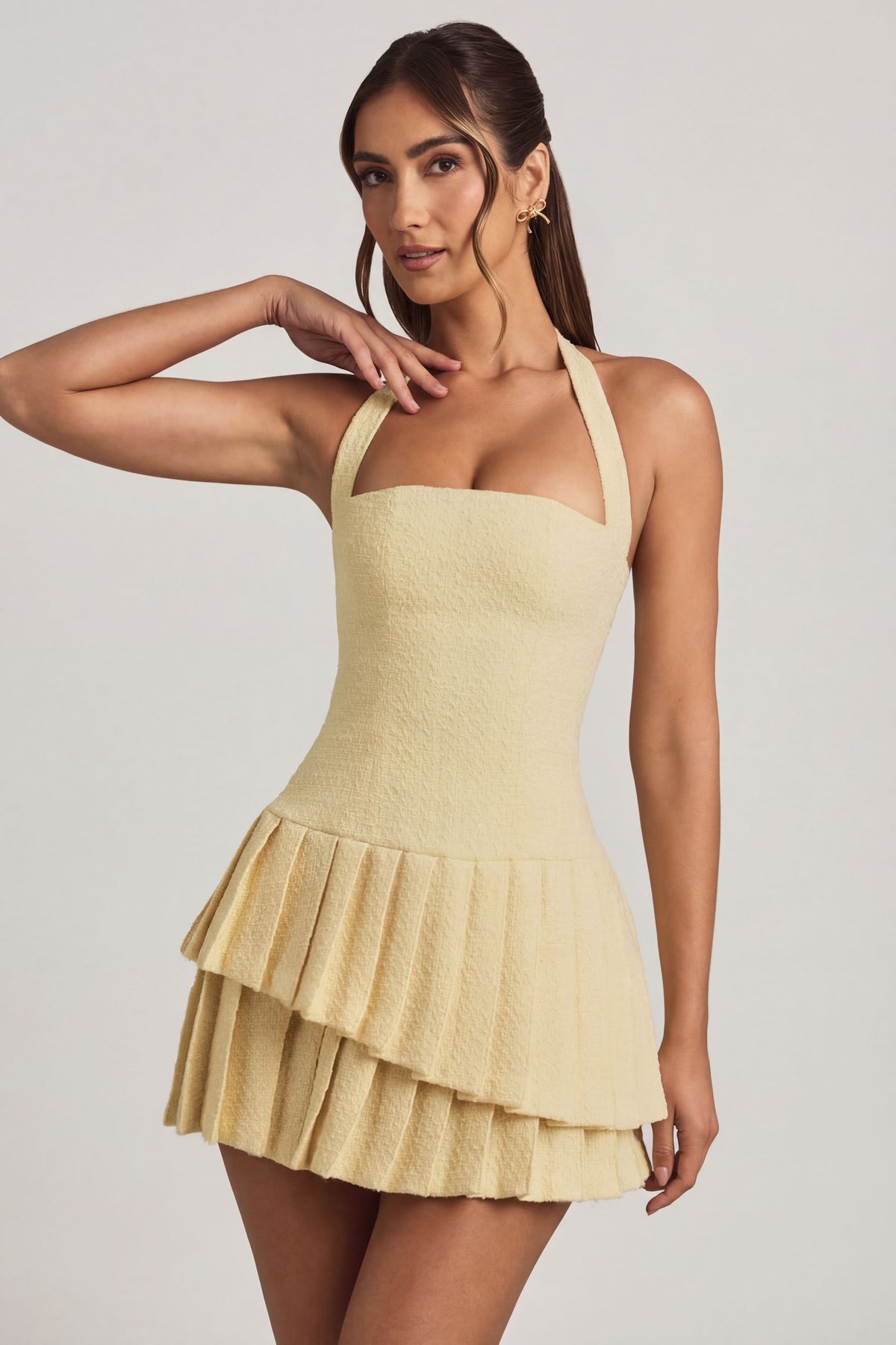 ⁣⁢Asymmetrisches, mehrlagiges Neckholder-Minikleid in Pastellgelb⁤⁣ - 1