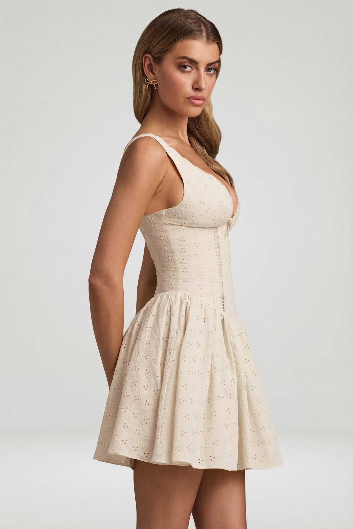 ⁣⁢A-Linien-Minikleid mit Lochstickerei und Schleifendetail in Elfenbein⁤⁣