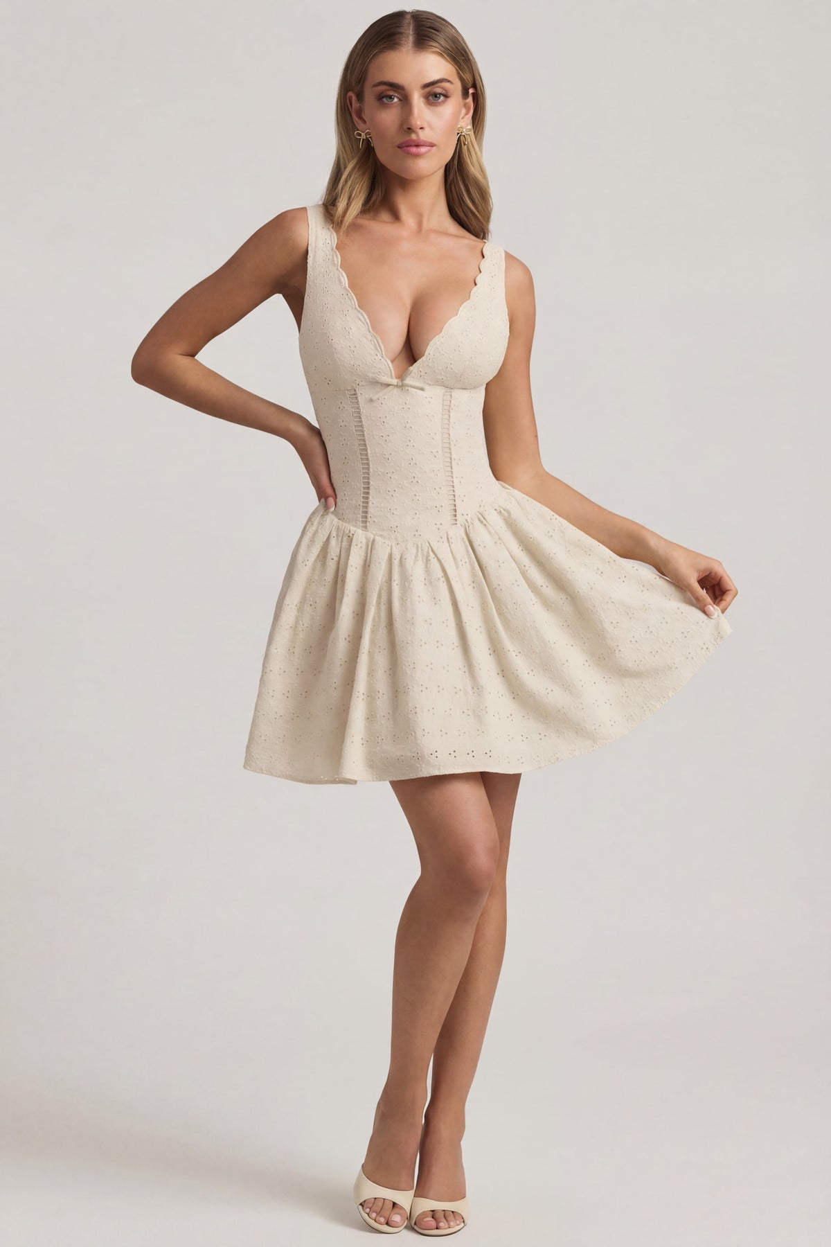 ⁣⁢A-Linien-Minikleid mit Lochstickerei und Schleifendetail in Elfenbein⁤⁣