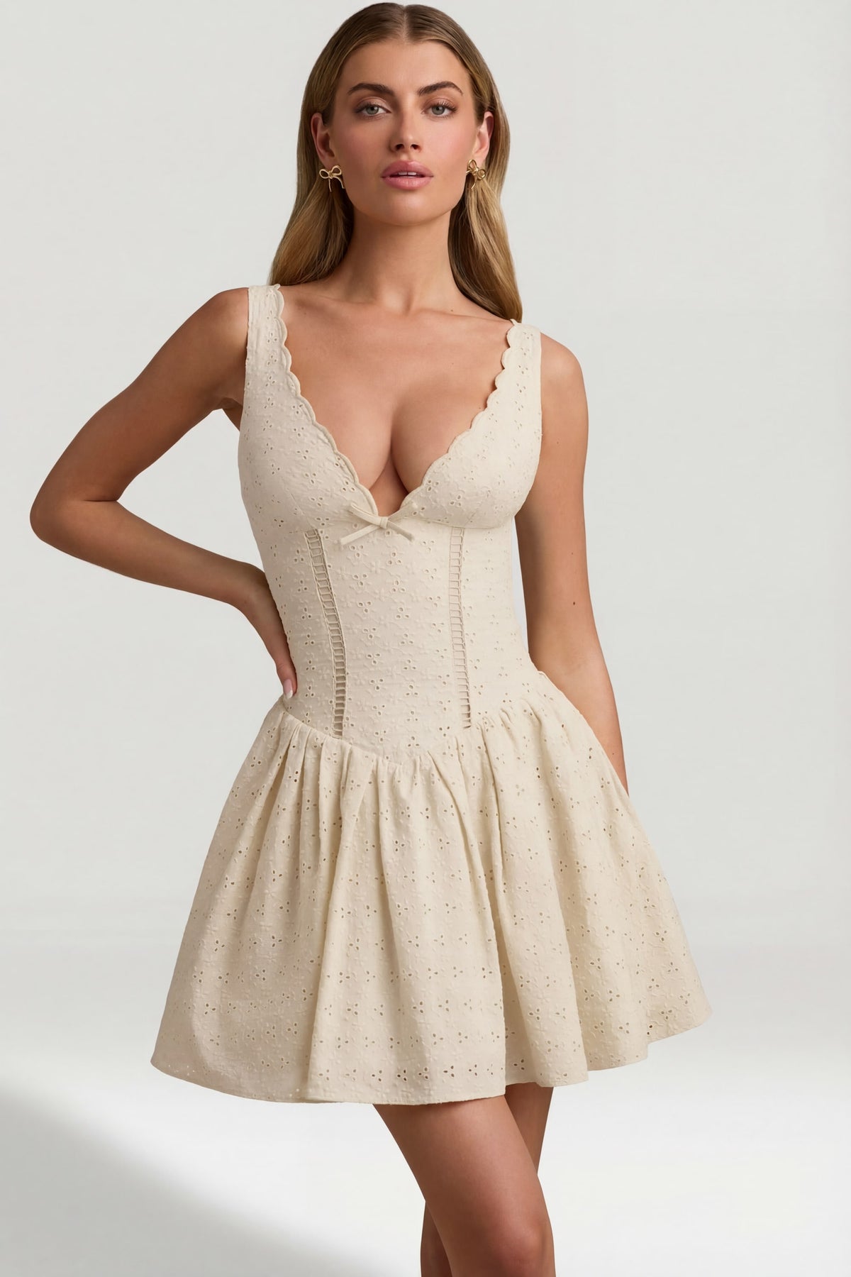 ⁣⁢A-Linien-Minikleid mit Lochstickerei und Schleifendetail in Elfenbein⁤⁣
