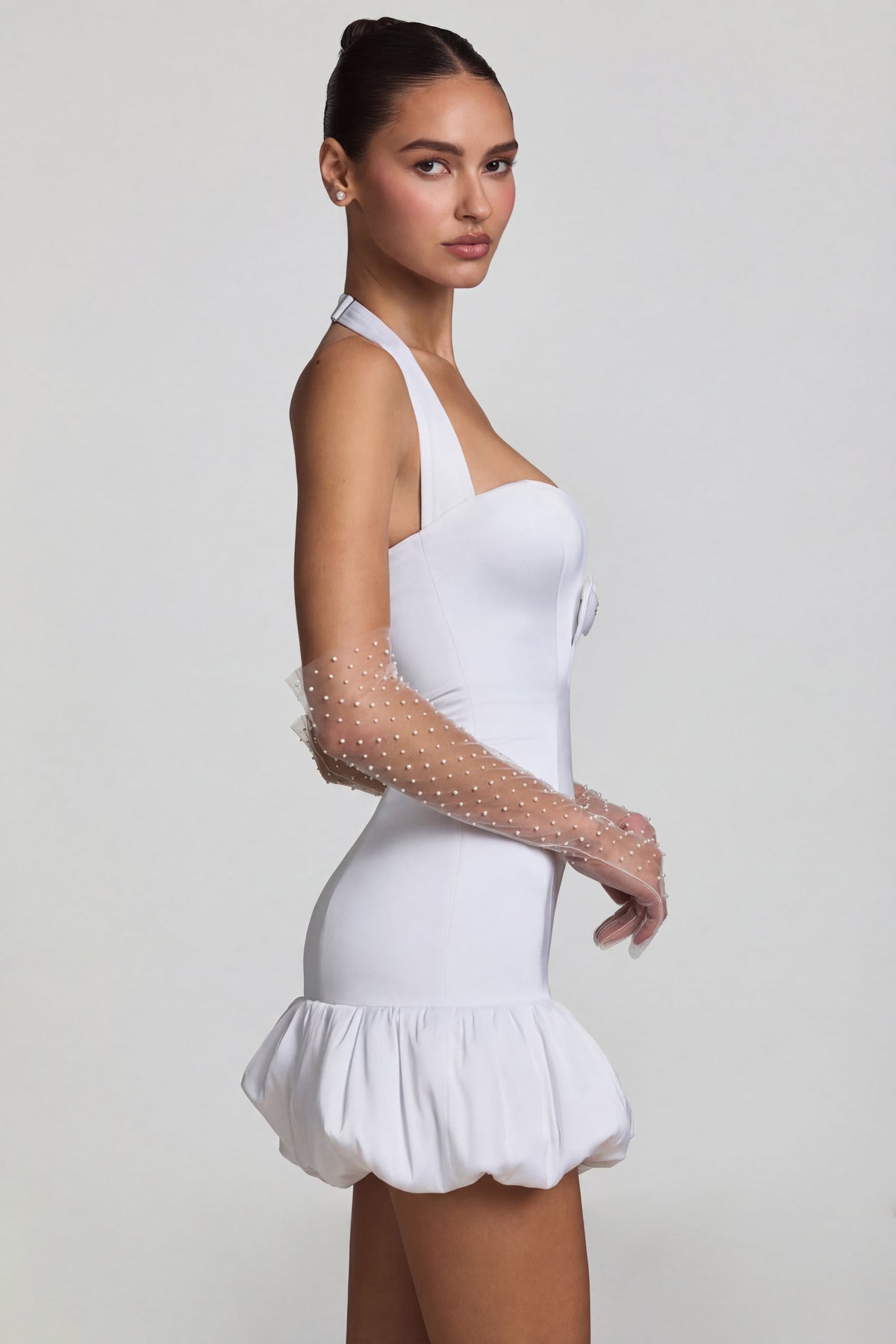 ⁣⁢Minikleid mit Schleifen-Detail und Neckholder in Weiß⁤⁣
