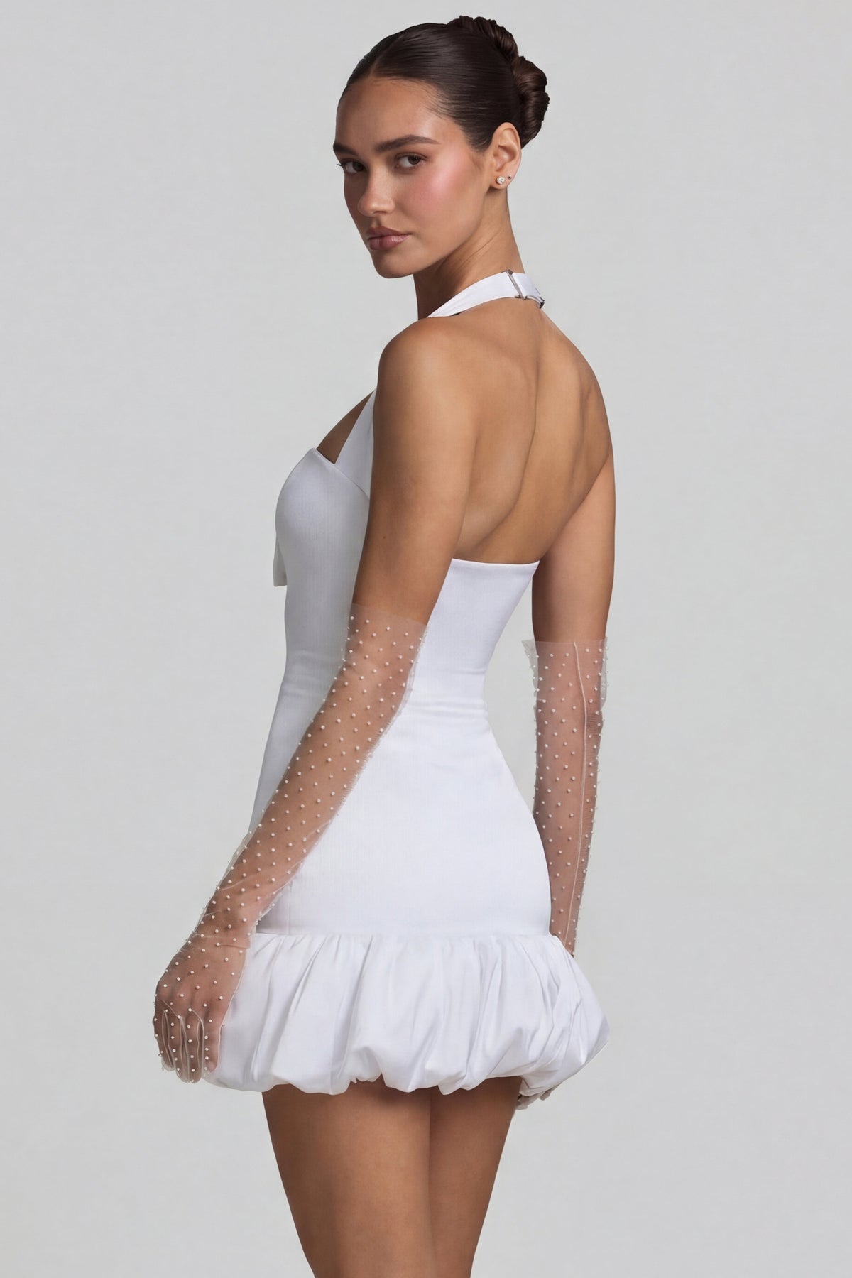 ⁣⁢Minikleid mit Schleifen-Detail und Neckholder in Weiß⁤⁣