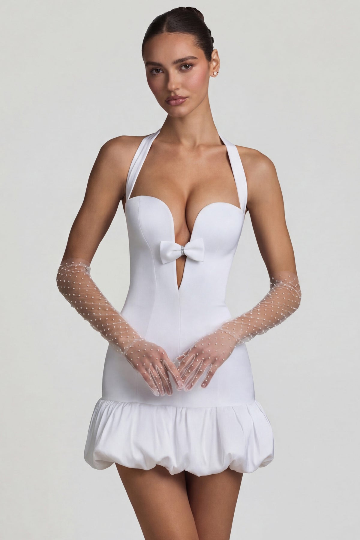 ⁣⁢Minikleid mit Schleifen-Detail und Neckholder in Weiß⁤⁣
