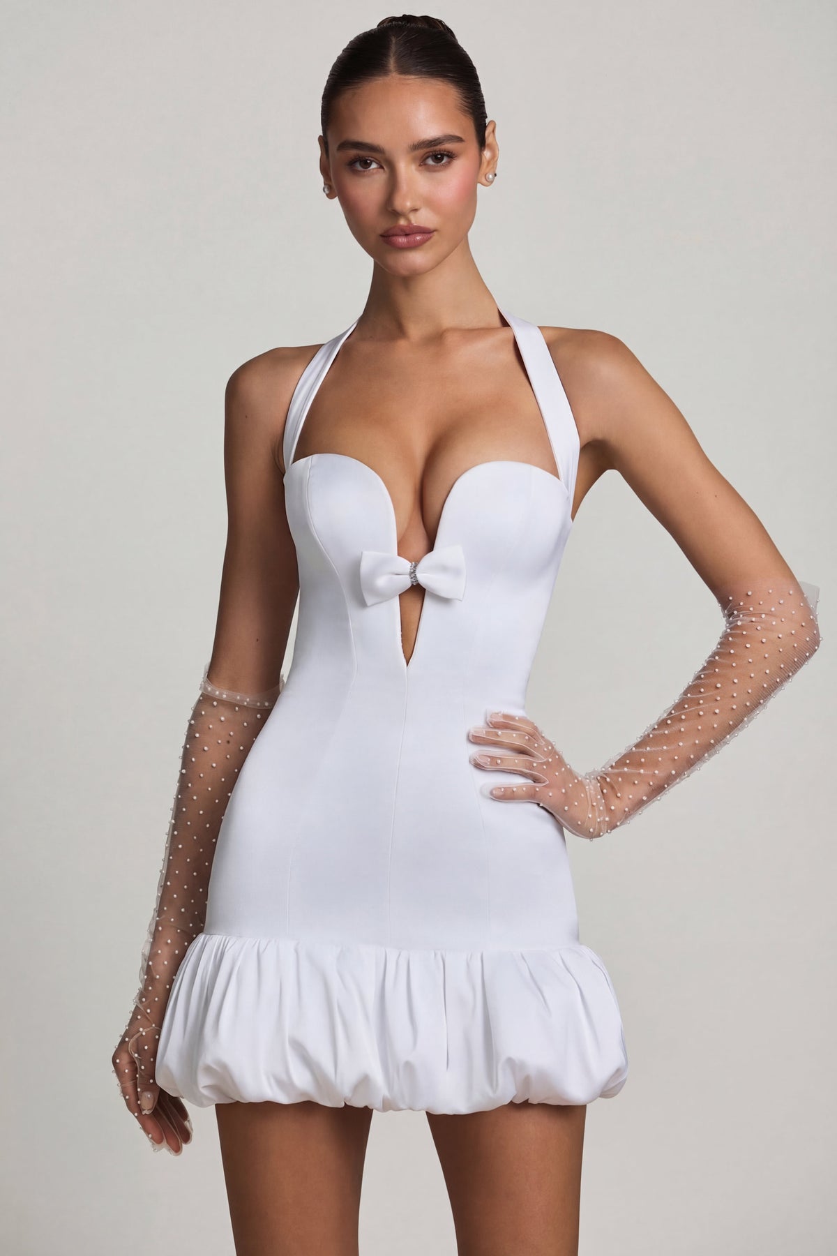 ⁣⁢Minikleid mit Schleifen-Detail und Neckholder in Weiß⁤⁣