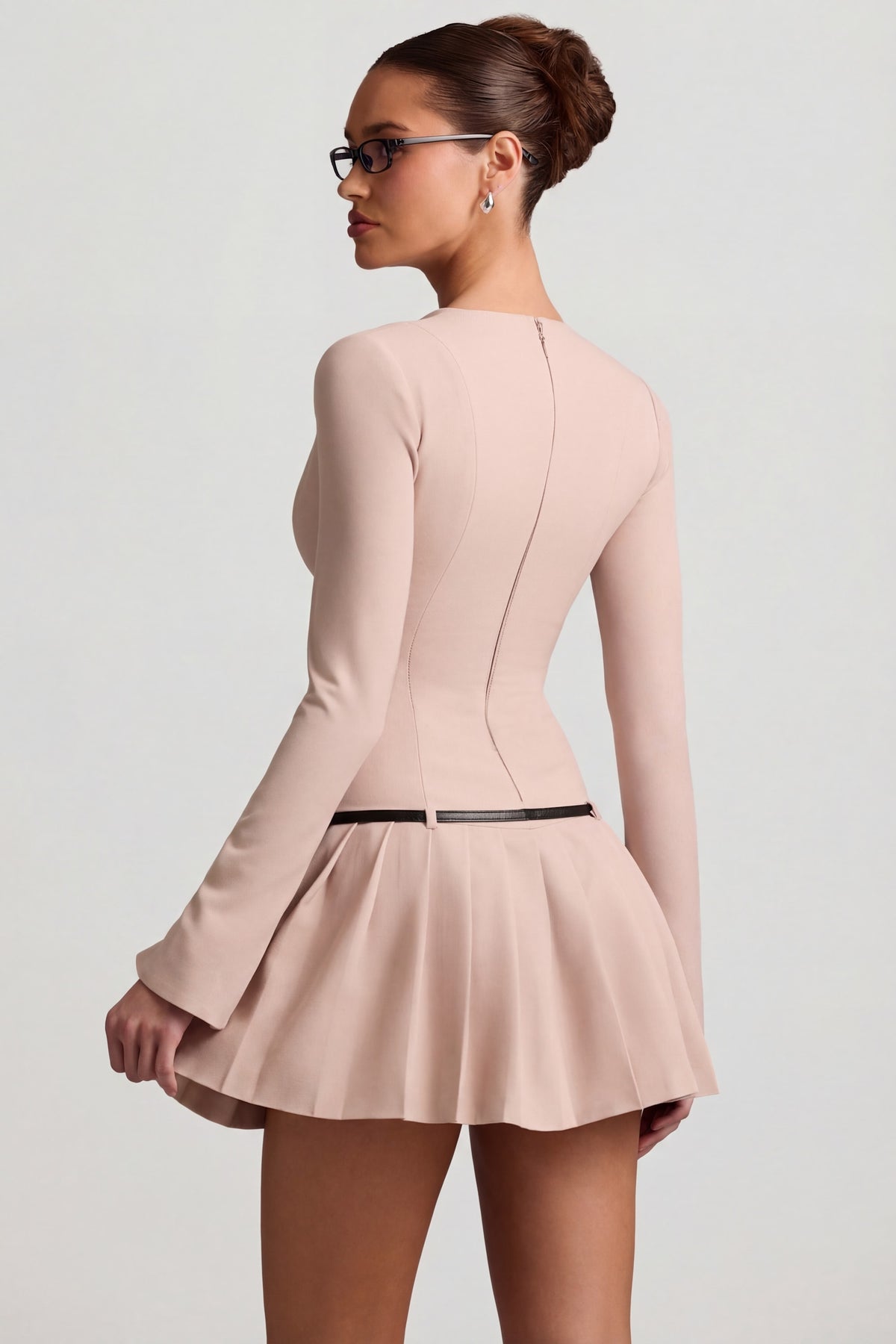 ⁣⁢Plissiertes Langarm-Minikleid in Champignon⁤⁣