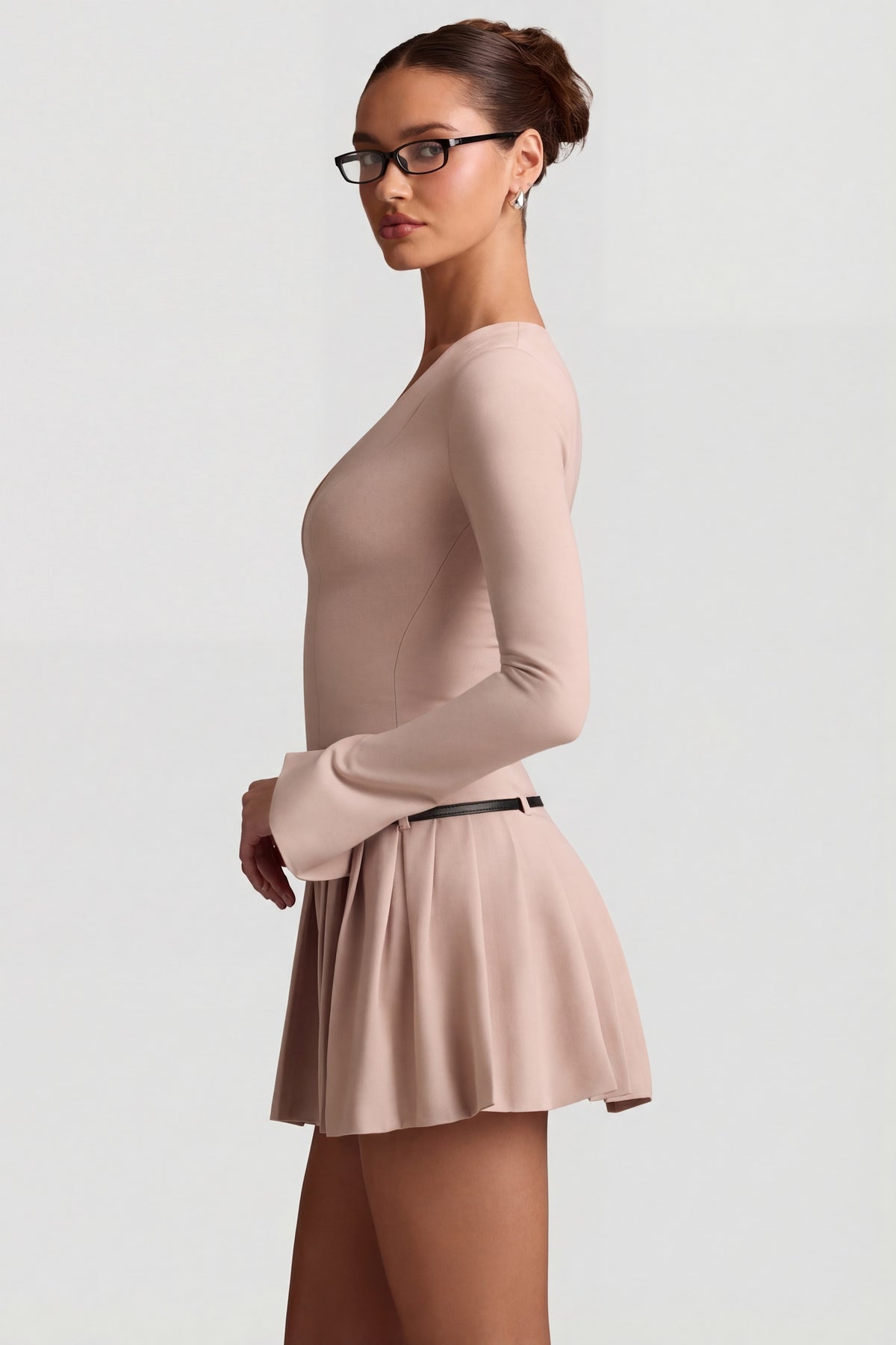 ⁣⁢Plissiertes Langarm-Minikleid in Champignon⁤⁣