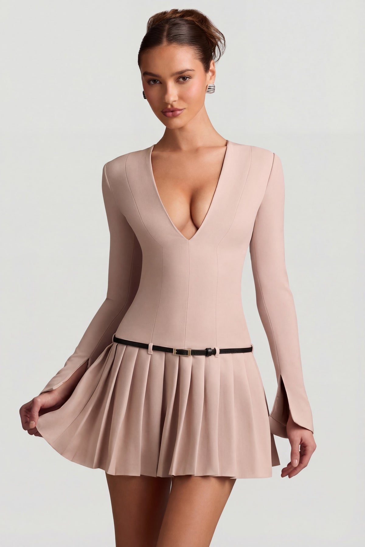⁣⁢Plissiertes Langarm-Minikleid in Champignon⁤⁣