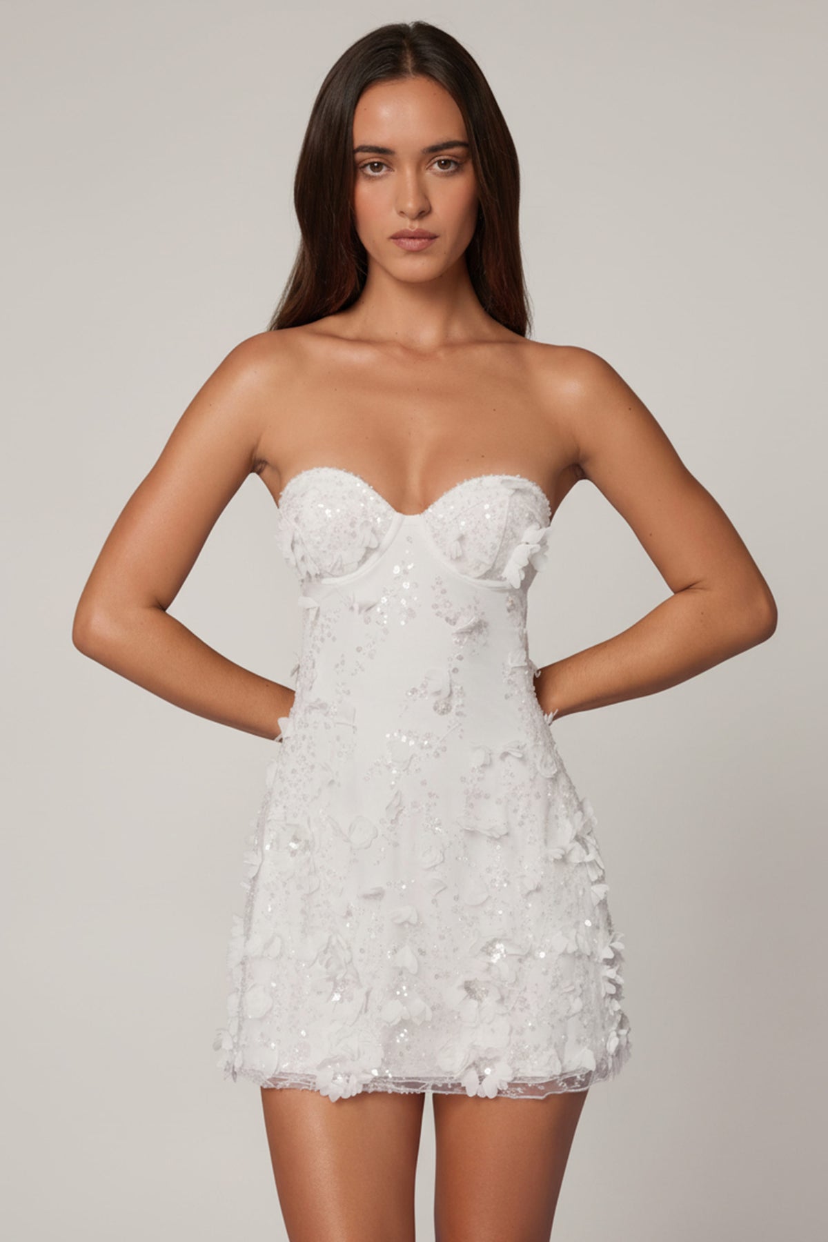 ⁣⁢Verziertes Bandeau-A-Linien-Minikleid in Weiß⁤⁣