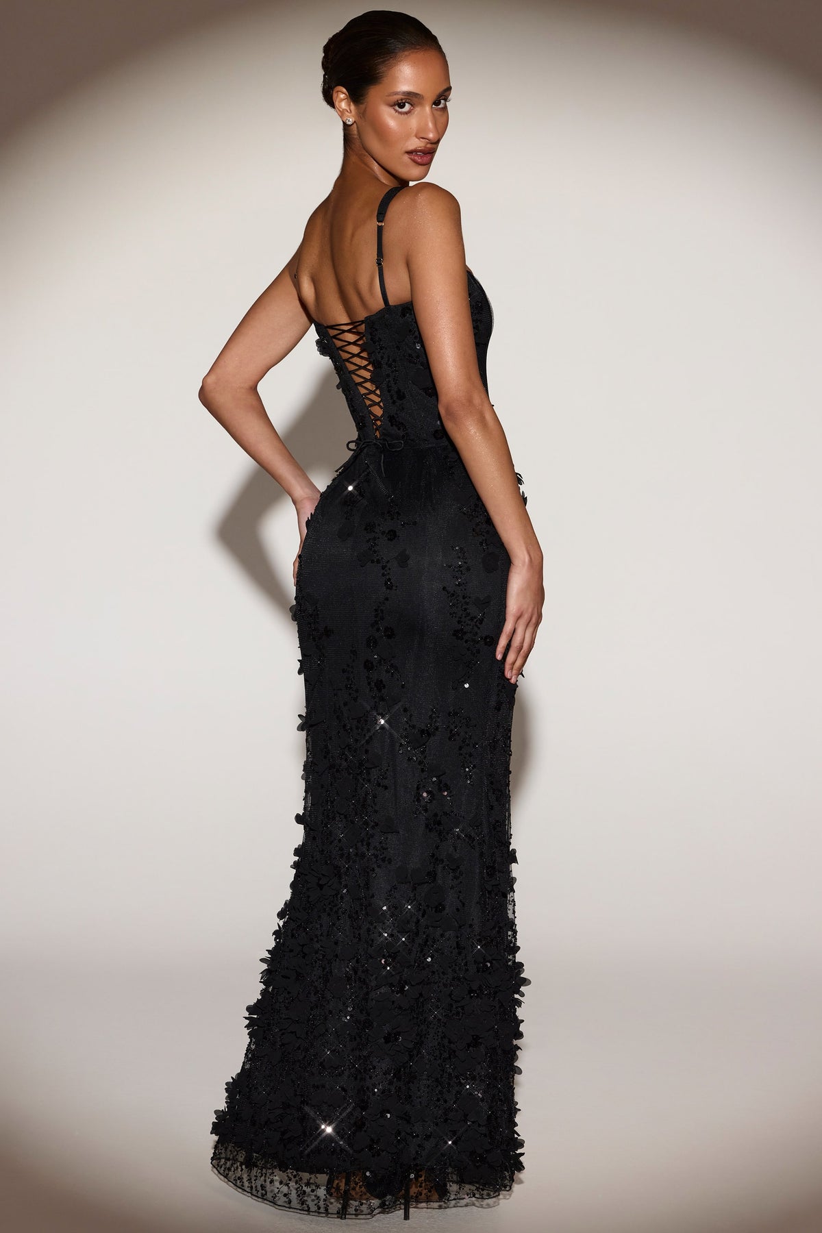 ⁣⁢Corsage-Abendkleid mit aufgesetzter Applikation und weitem U-Boot-Ausschnitt in Schwarz⁤⁣
