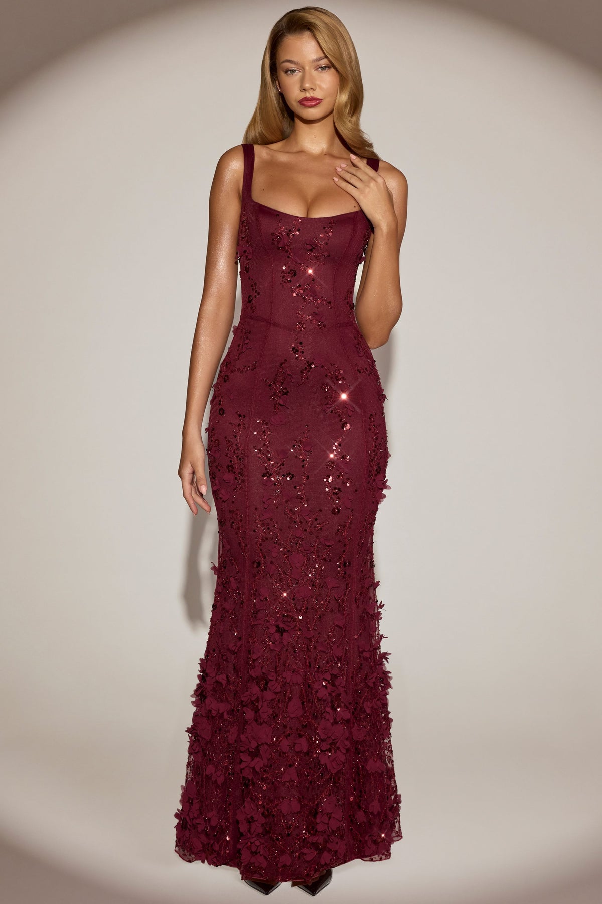 ⁣⁢Verziertes Korsett-Abendkleid mit Applikationen und weichem Ausschnitt in Weinrot⁤⁣