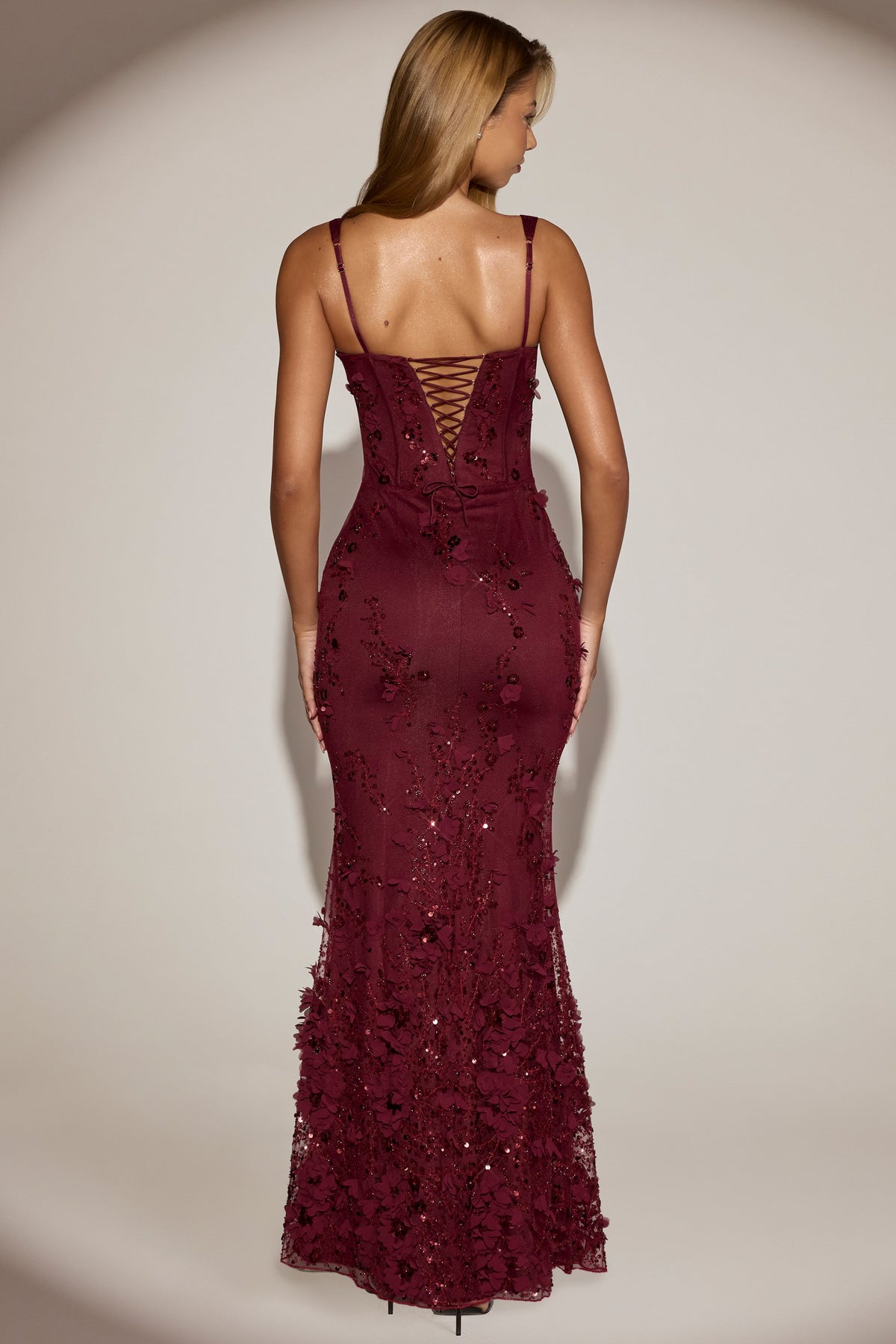 ⁣⁢Verziertes Korsett-Abendkleid mit Applikationen und weichem Ausschnitt in Weinrot⁤⁣