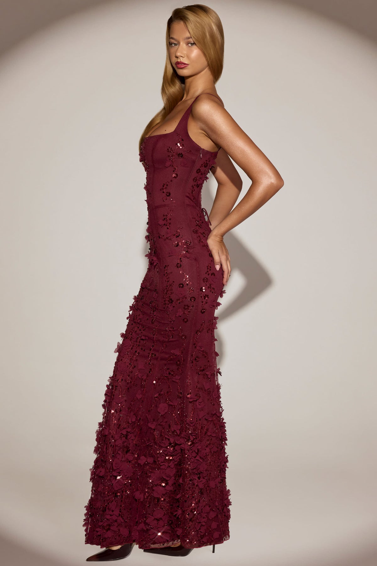 ⁣⁢Verziertes Korsett-Abendkleid mit Applikationen und weichem Ausschnitt in Weinrot⁤⁣