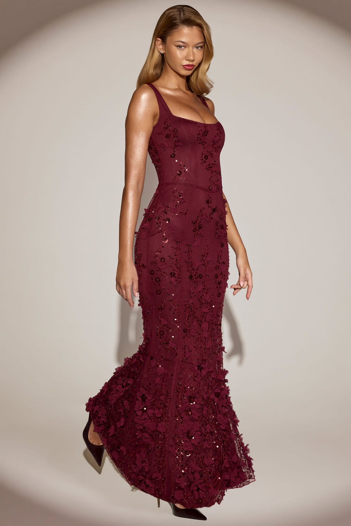 ⁣⁢Verziertes Korsett-Abendkleid mit Applikationen und weichem Ausschnitt in Weinrot⁤⁣