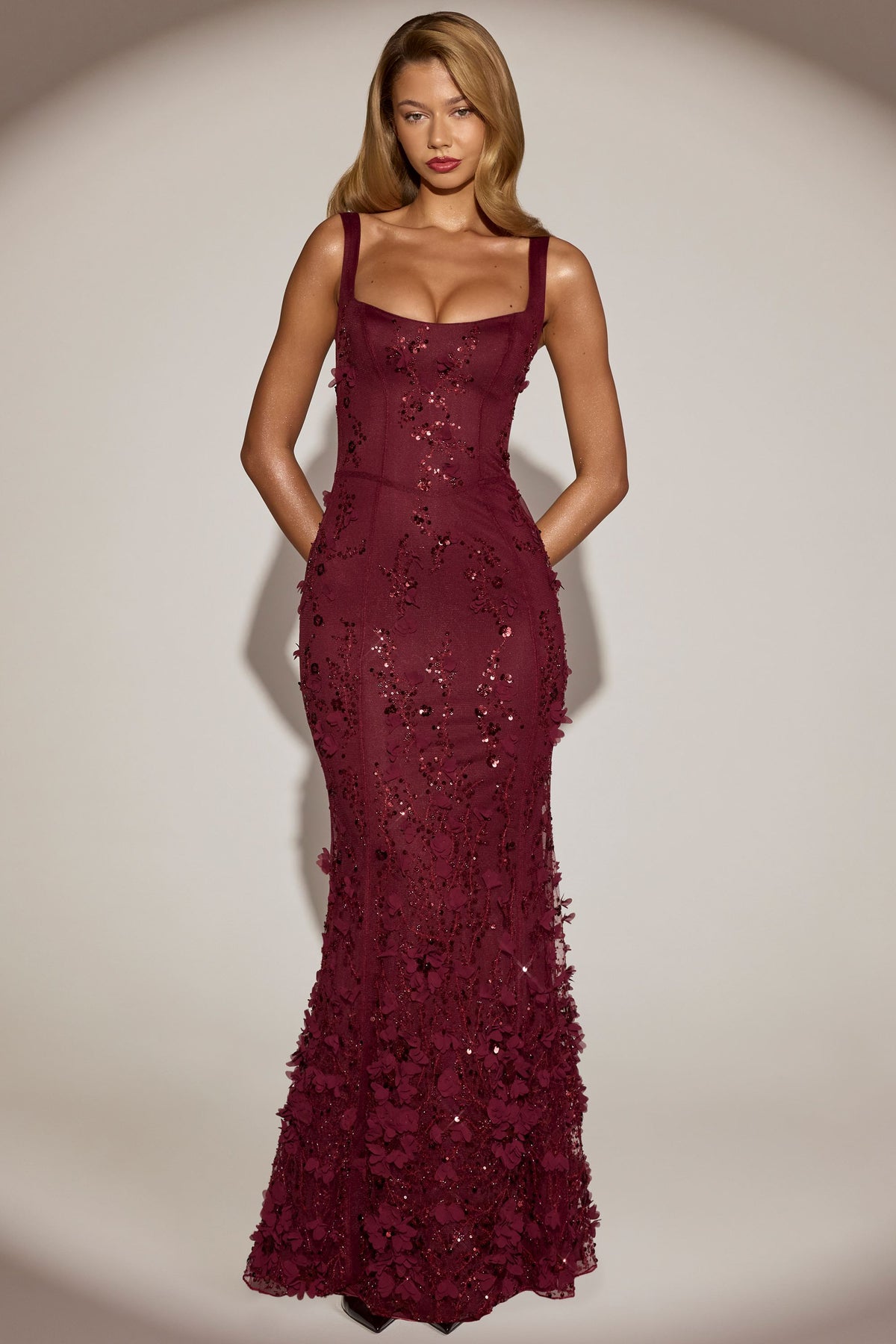 ⁣⁢Verziertes Korsett-Abendkleid mit Applikationen und weichem Ausschnitt in Weinrot⁤⁣ - 1