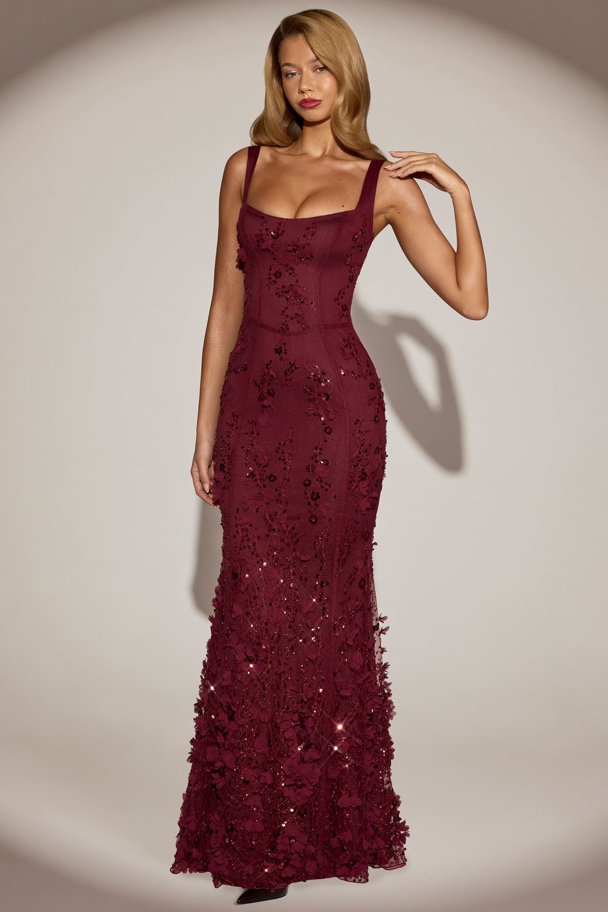 ⁣⁢Verziertes Korsett-Abendkleid mit Applikationen und weichem Ausschnitt in Weinrot⁤⁣