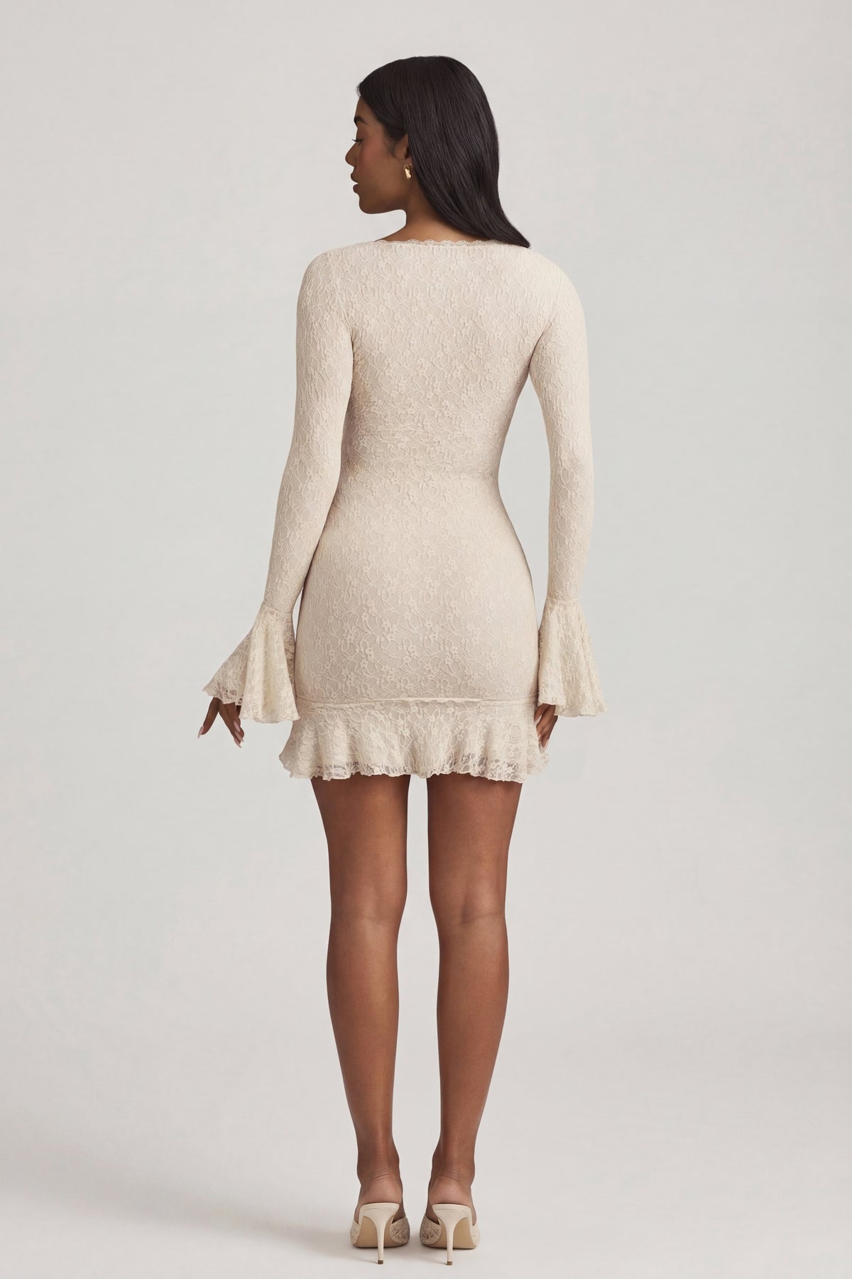 ⁣⁢Spitzen-Langarm-Minikleid mit Rüschen in Elfenbein⁤⁣
