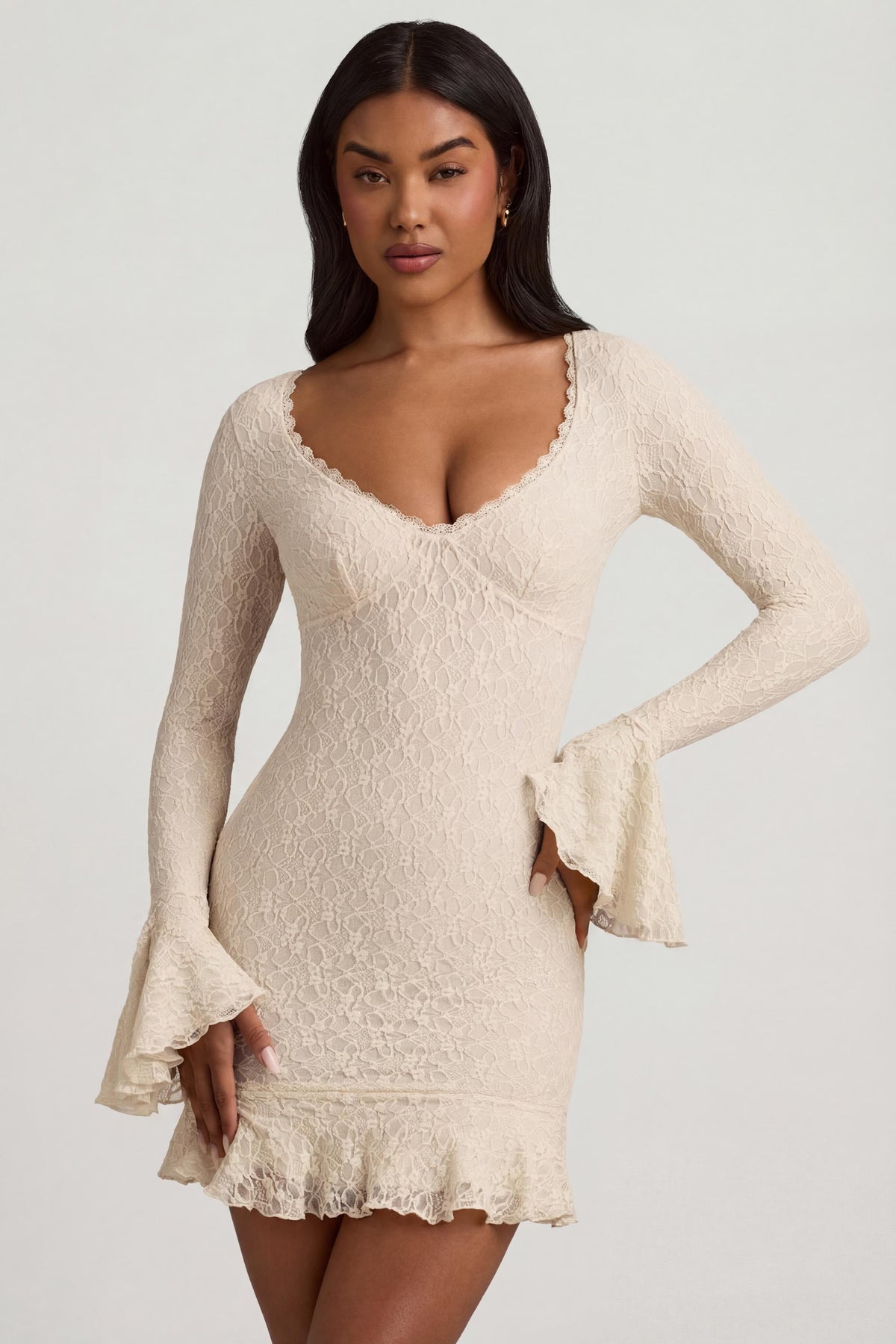 ⁣⁢Spitzen-Langarm-Minikleid mit Rüschen in Elfenbein⁤⁣