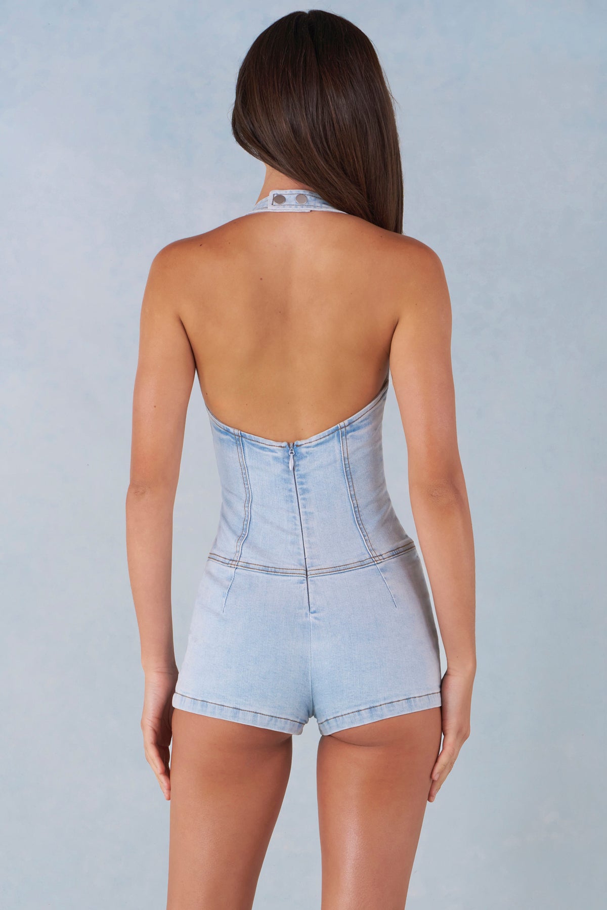 ⁣⁢Button-Down-Jumpsuit mit Neckholder und Kragen aus hellem Denim⁤⁣