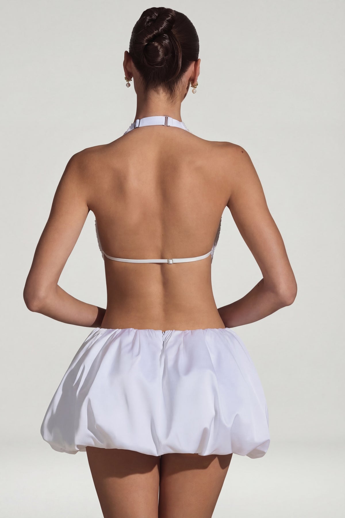 ⁣⁢Verziertes Cut-Out Kleid mit Ballonsaum in Weiß⁤⁣