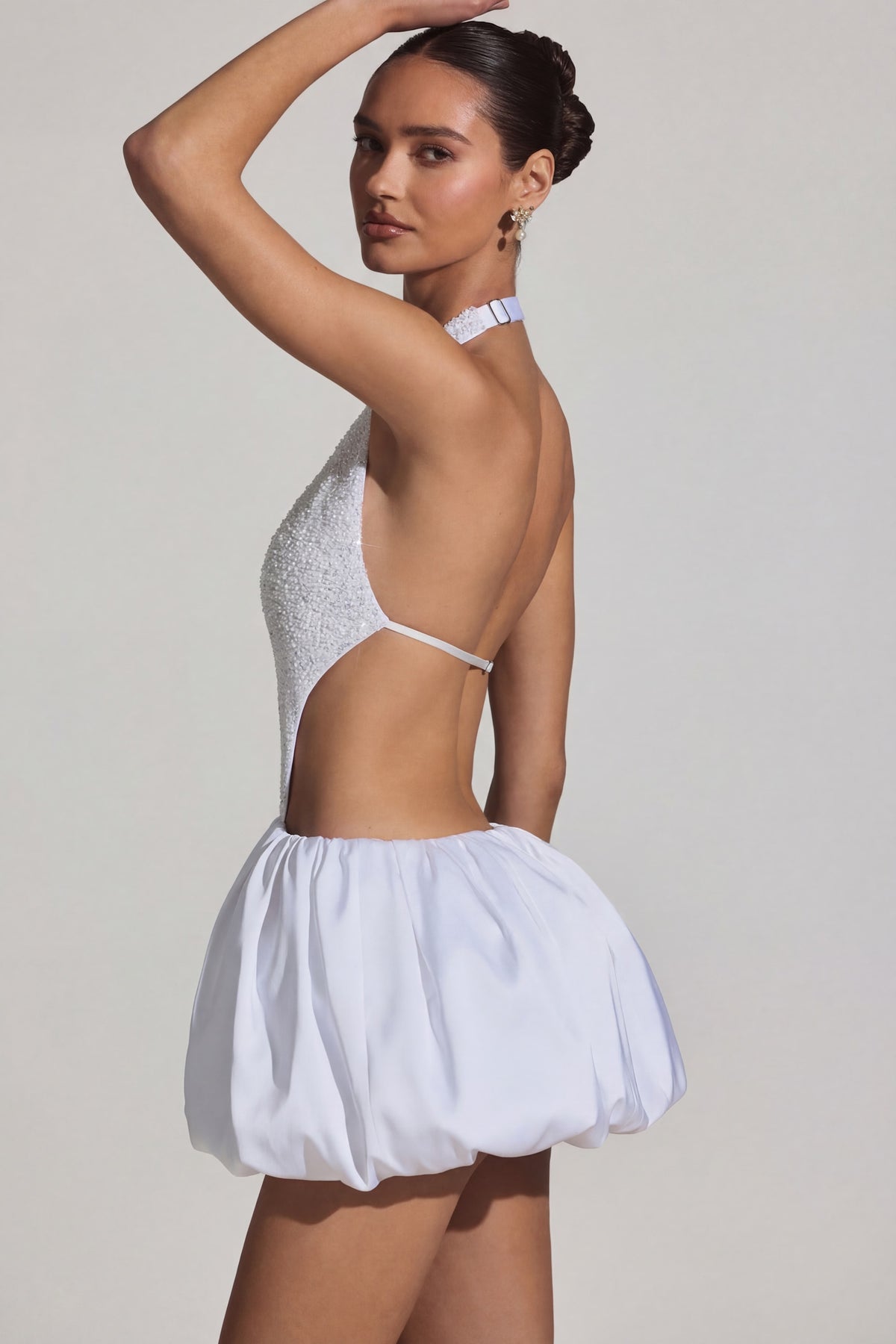 ⁣⁢Verziertes Cut-Out Kleid mit Ballonsaum in Weiß⁤⁣