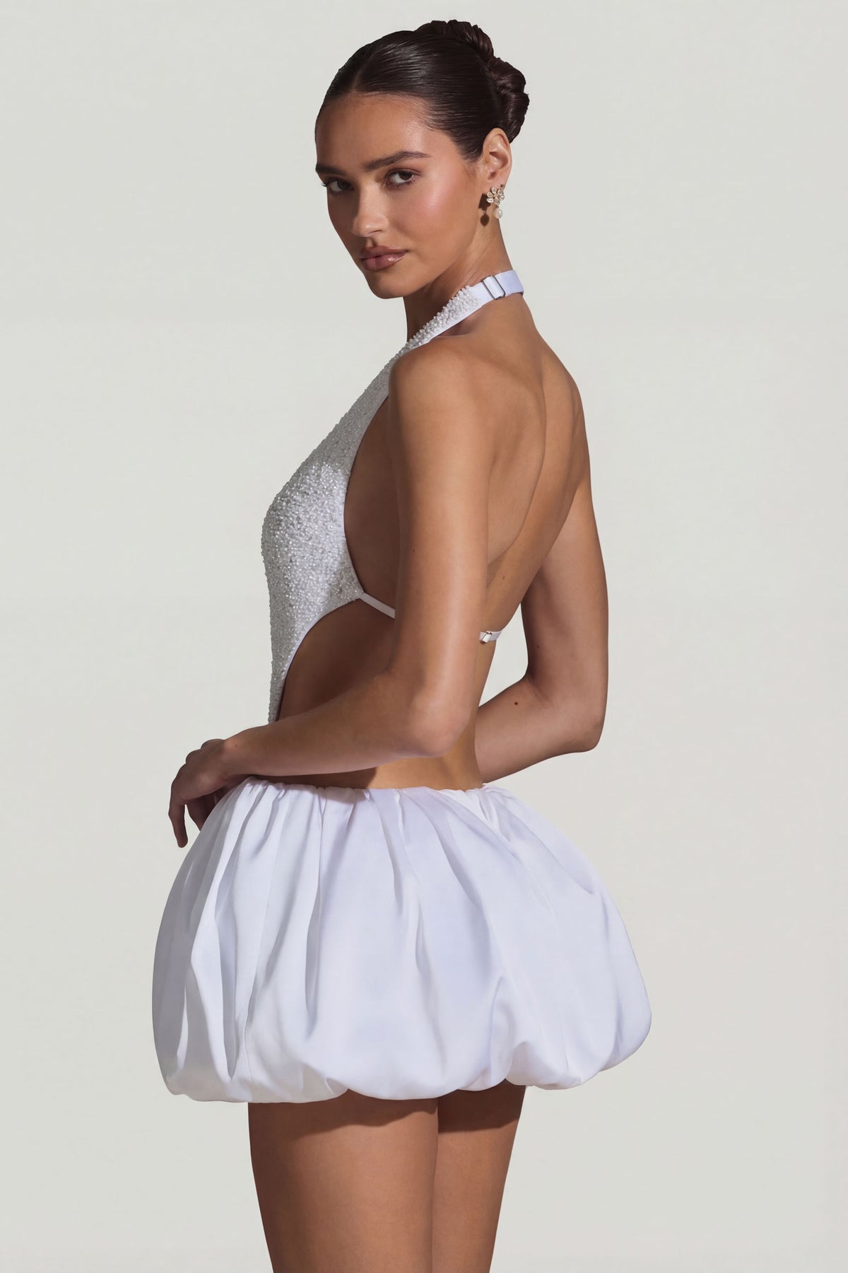 ⁣⁢Verziertes Cut-Out Kleid mit Ballonsaum in Weiß⁤⁣