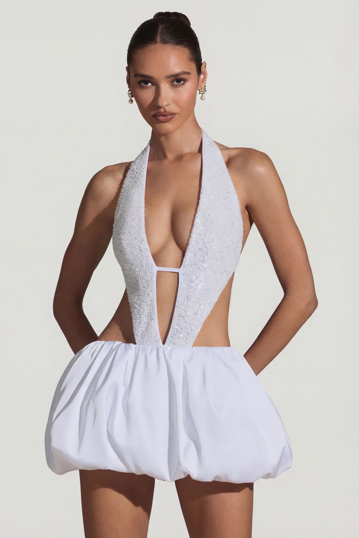 ⁣⁢Verziertes Cut-Out Kleid mit Ballonsaum in Weiß⁤⁣