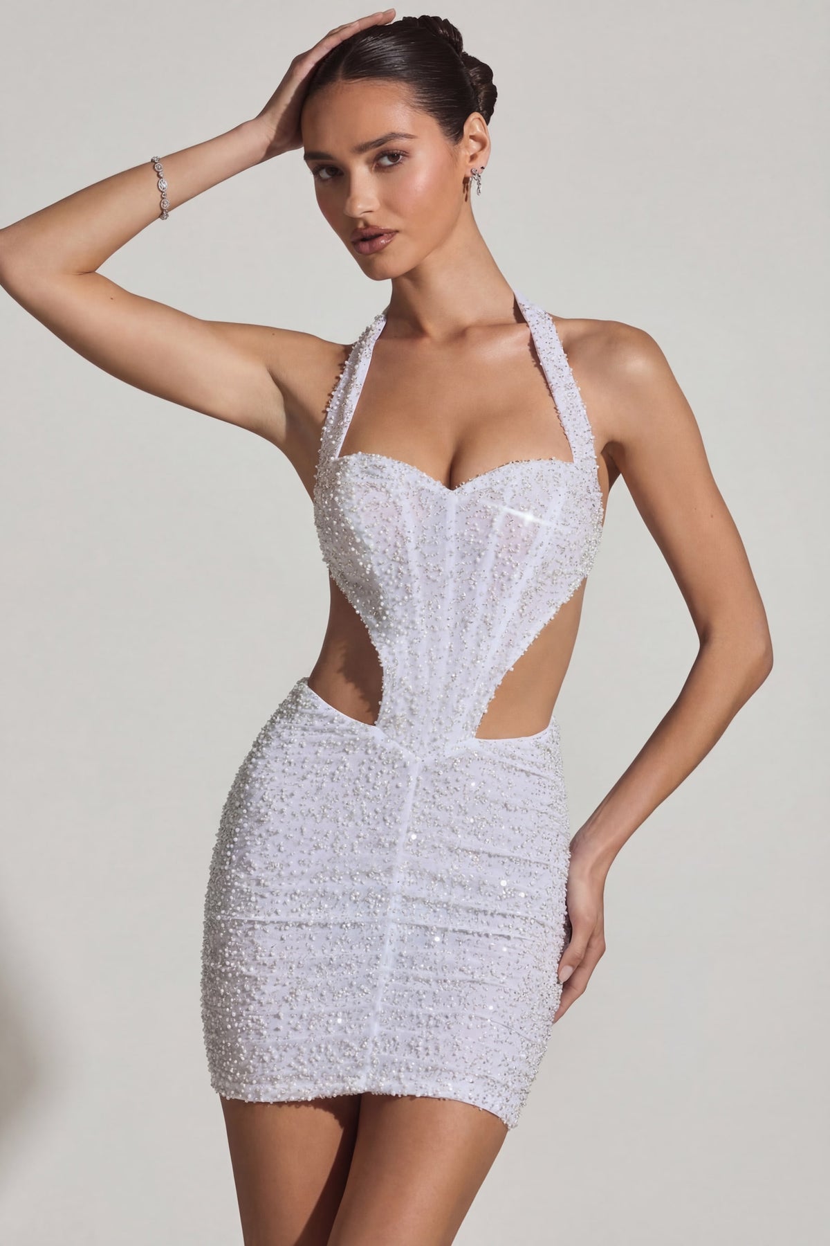⁣⁢Verziertes Neckholder-Minikleid mit Cut-out in Weiß⁤⁣