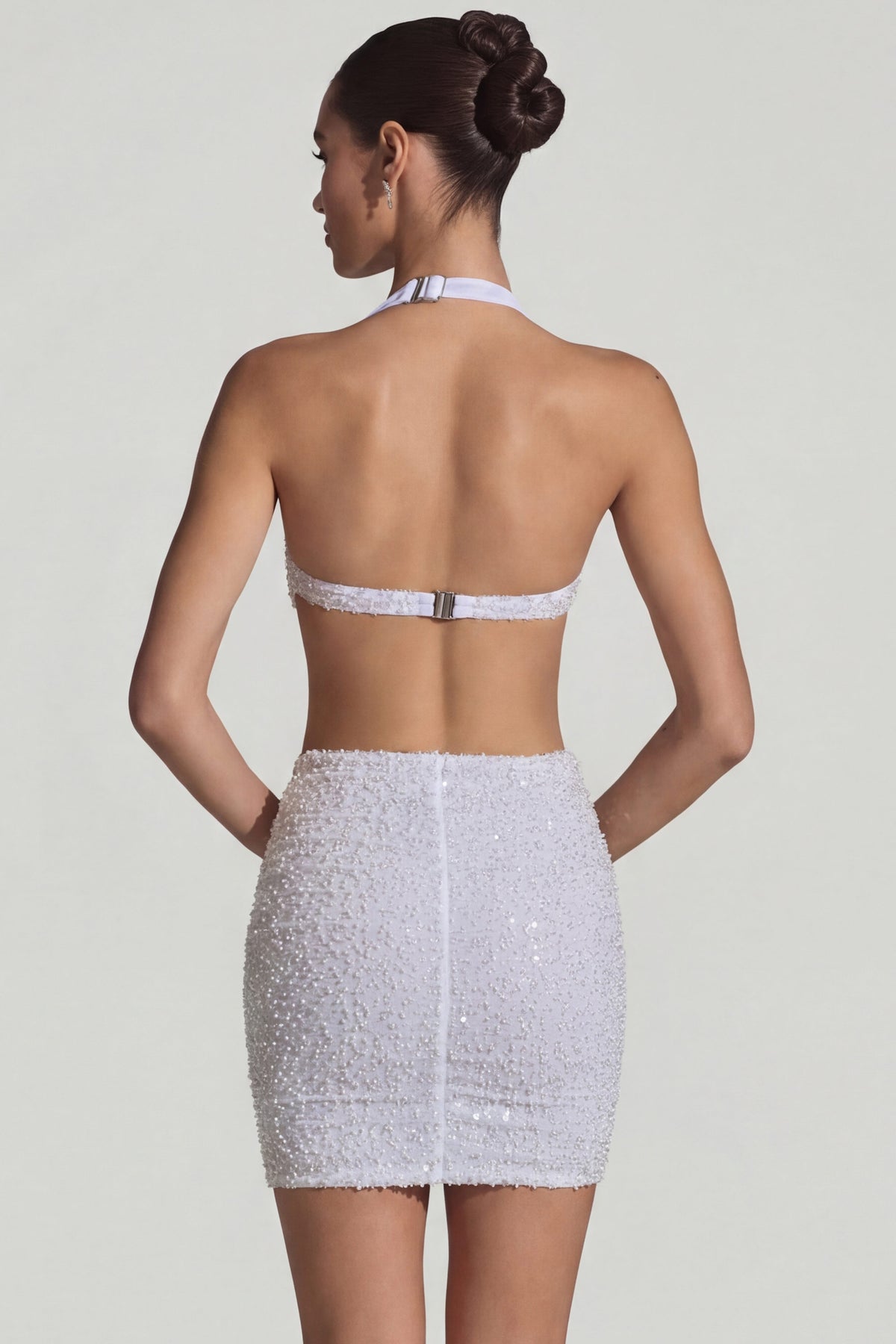 ⁣⁢Verziertes Neckholder-Minikleid mit Cut-out in Weiß⁤⁣