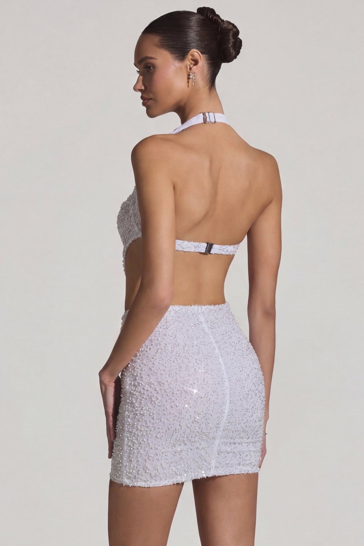 ⁣⁢Verziertes Neckholder-Minikleid mit Cut-out in Weiß⁤⁣