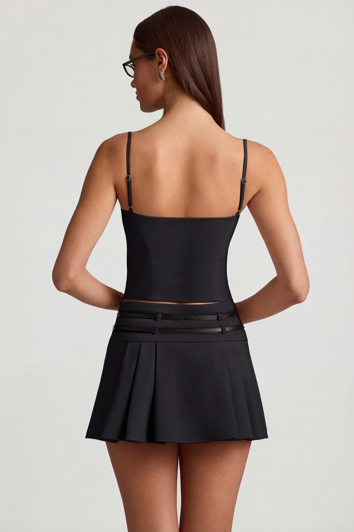 ⁣⁢Plissierter Low-Waist-Minirock mit Gürtel in Schwarz⁤⁣